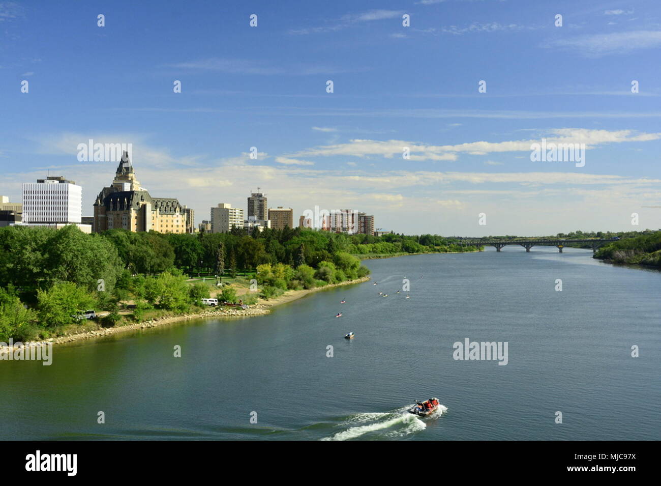 La ville de Saskatoon et de la rivière Saskatchewan Sud qui passe par elle. Banque D'Images