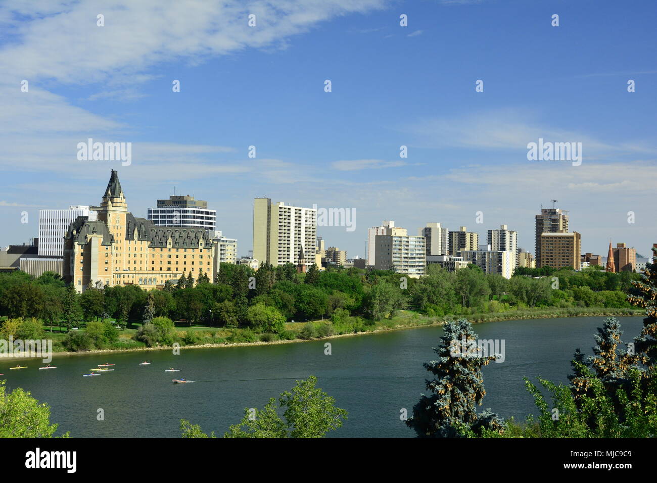 La ville de Saskatoon et de la rivière Saskatchewan Sud qui passe par elle. Banque D'Images