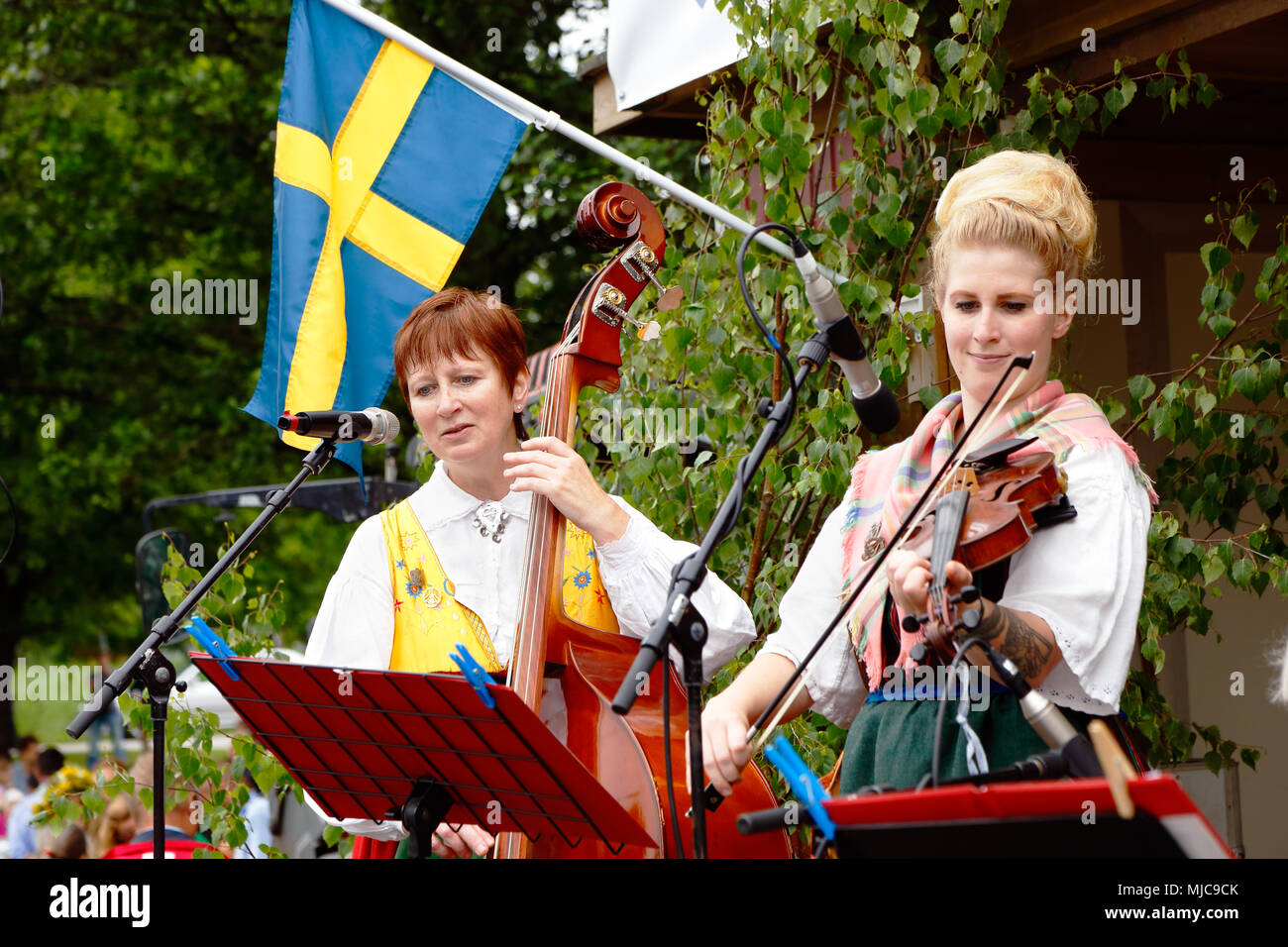 Mariefred, Suède - le 24 juin 2016 : les musiciens Lena Oden (à gauche) et l'Agnes Oden (droite) joue portant des costumes traditionnels de la fonction publique traditionnelle Banque D'Images