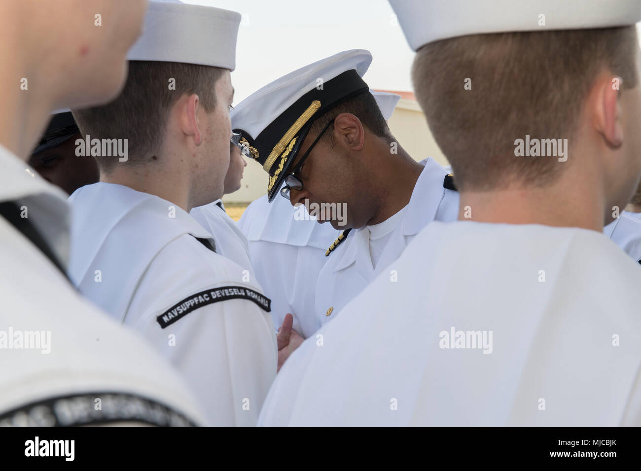 180501-N-BK435-0117 DEVESELU, Roumanie (1 mai 2018) Capt Charlos Washington, commandant de l'installation de soutien naval Deveselu, inspecte les uniformes de marins au cours d'une robe blanche de l'inspection, le 1 mai. NSF Deveselu AAMDS et Roumanie sont situés dans la base militaire roumaine 99e et jouer un rôle clé dans la défense antimissile balistique en Europe orientale. (U.S. Photo par marine Spécialiste de la communication de masse 1re classe Jeremy Starr/libérés) Banque D'Images