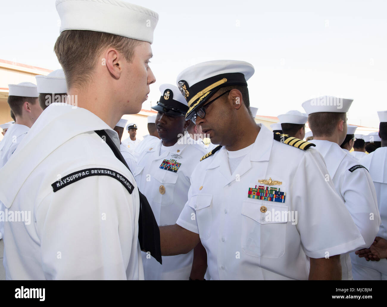 180501-N-BK435-0135 DEVESELU, Roumanie (1 mai 2018) Capt Charlos Washington, commandant de l'installation de soutien naval Deveselu, inspecte les uniformes de marins au cours d'une robe blanche de l'inspection, le 1 mai. NSF Deveselu AAMDS et Roumanie sont situés dans la base militaire roumaine 99e et jouer un rôle clé dans la défense antimissile balistique en Europe orientale. (U.S. Photo par marine Spécialiste de la communication de masse 1re classe Jeremy Starr/libérés) Banque D'Images