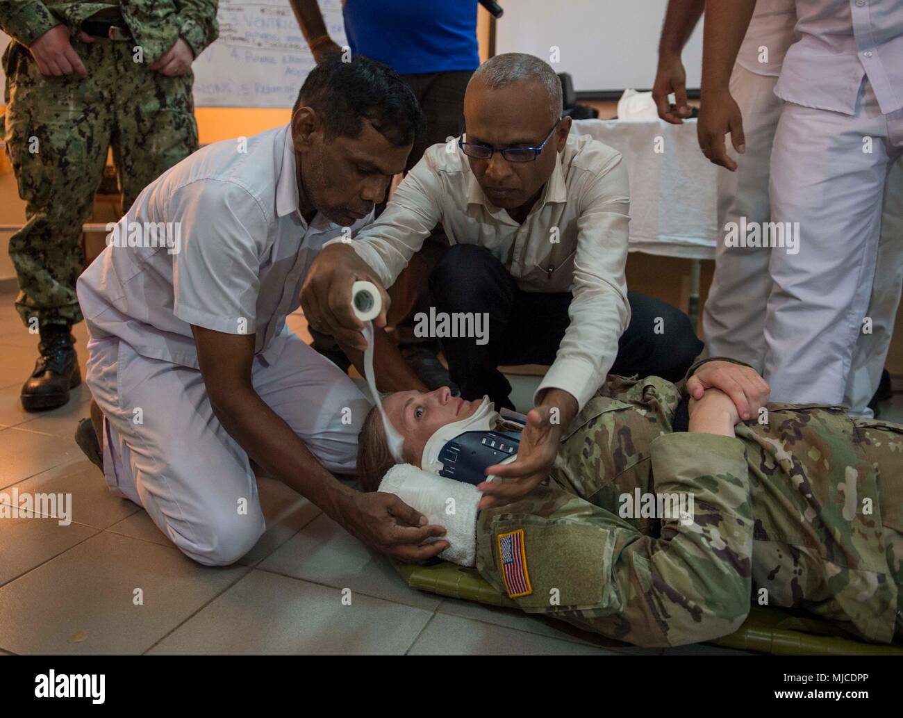 180502-N-MD713-0239 Trincomalee, Sri Lanka (2 mai 2018) Le personnel médical du Sri Lanka et de stabilisation démontrent les techniques de transport de l'Armée américaine sur le Sgt. Christina Richardson, lors d'un colloque de formation à l'Hôpital général de Trincomalee, à l'appui de Partenariat du Pacifique 2018 (PP18). PP18's mission est de travailler ensemble avec l'hôte et les pays partenaires à améliorer l'interopérabilité régionale et de capacités de réaction aux catastrophes, d'accroître la stabilité et la sécurité dans la région, et de favoriser de nouvelles amitiés et durable dans toute la région Indo-Pacifique. Partenariat du Pacifique, maintenant dans sa 13e version, est le Banque D'Images
