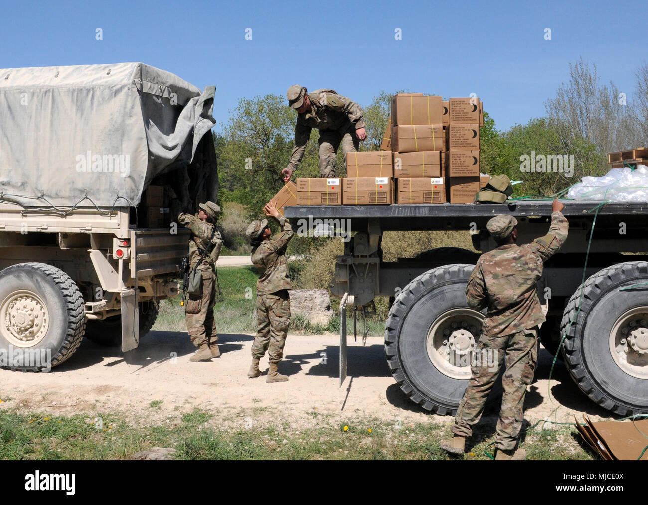 Les soldats de l'Armée américaine affecté à 5e Escadron, 4e régiment de cavalerie blindée, 2e Brigade Combat Team, 1re Division d'infanterie, Ft. Riley, KS, charge de la nourriture et des fournitures avant de partir pour le domaine de formation, Hohenfels Hohenfels, Allemagne, pendant les résoudre X le 27 avril 2018. Résoudre X combiné comprend environ 3 700 participants de 13 nations à la 7ème commande d'entraînement de l'armée et du secteur d'entraînement Grafenwoehr Hohenfels, 9 avril au 12 mai 2018. Résoudre combinée est une Europe de l'armée américaine-dirigé un exercice multinational série conçue pour donner à l'armée a attribué à l'échelle régionale de brigades de combat Banque D'Images