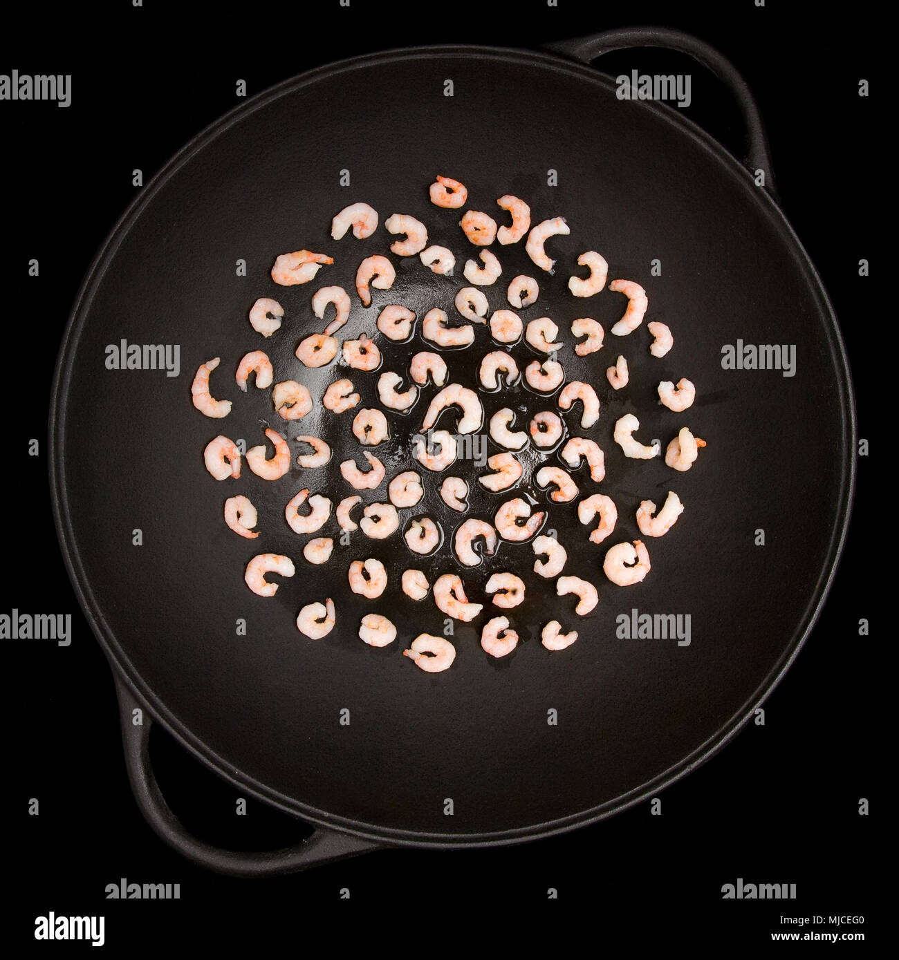 Scampi rose dans un wok casserole Banque D'Images