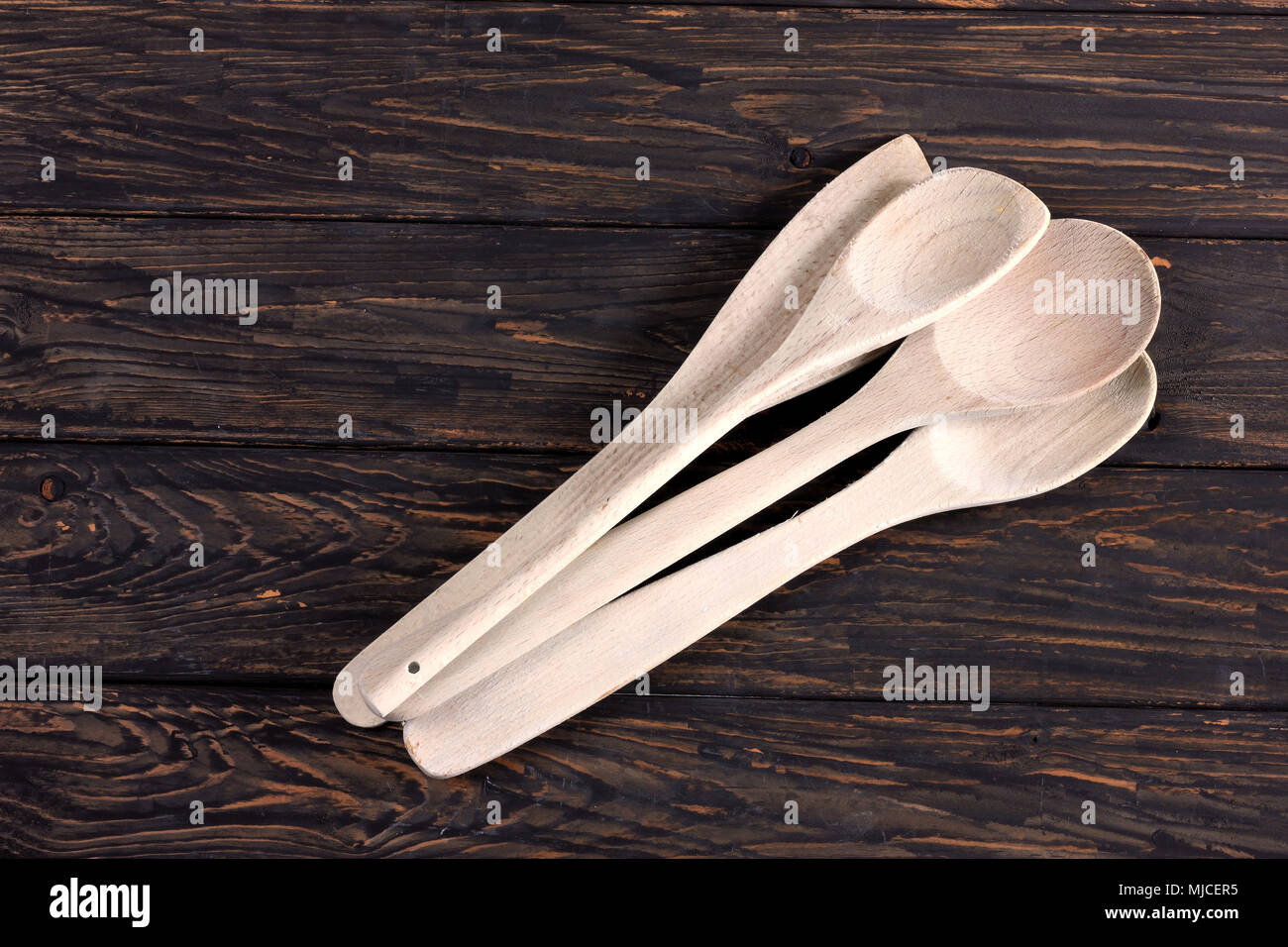 Ustensiles de cuisine sur fond de bois Banque D'Images