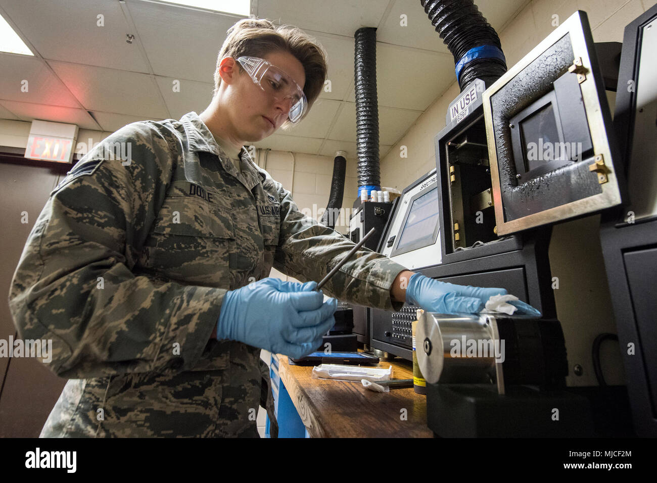 Airman Senior Louisa Doyle, 23e Escadron de maintenance d'inspection non destructive (NDI) Spécialiste, examine une tige d'acier, 2 mai 2018, à Moody Air Force Base, Ga. NDI techniciens utilisent diverses méthodes pour effectuer ces inspections telles que X-ray, un contrôle par ressuage fluorescent, analyse de l'huile et l'analyse des ultrasons pour examiner et inspecter les aéronefs de nombreuses pièces détachées et composants pour s'assurer qu'ils sont dans un état utilisable. (U.S. Air Force photo par un membre de la 1re classe Eugene Oliver) Banque D'Images