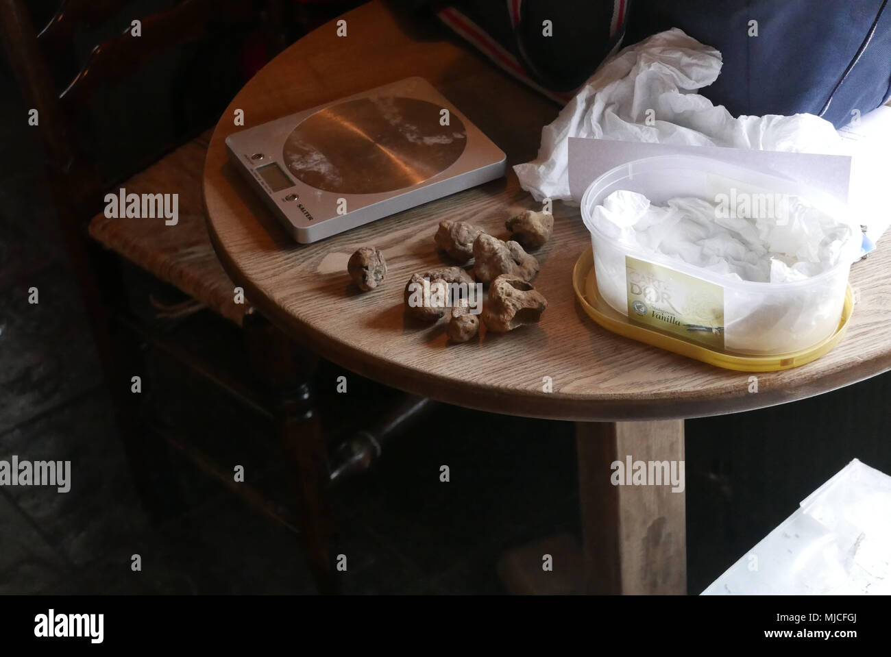 Truffes Blanc rare sont pesés et vendus dans le pub-restaurant lieu exclusif Banque D'Images