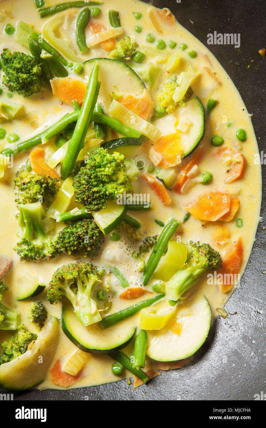 La cuisson au wok de légumes, carottes, courgettes, Haricots, Brocoli, pôle, fraîche et saine lait Banque D'Images