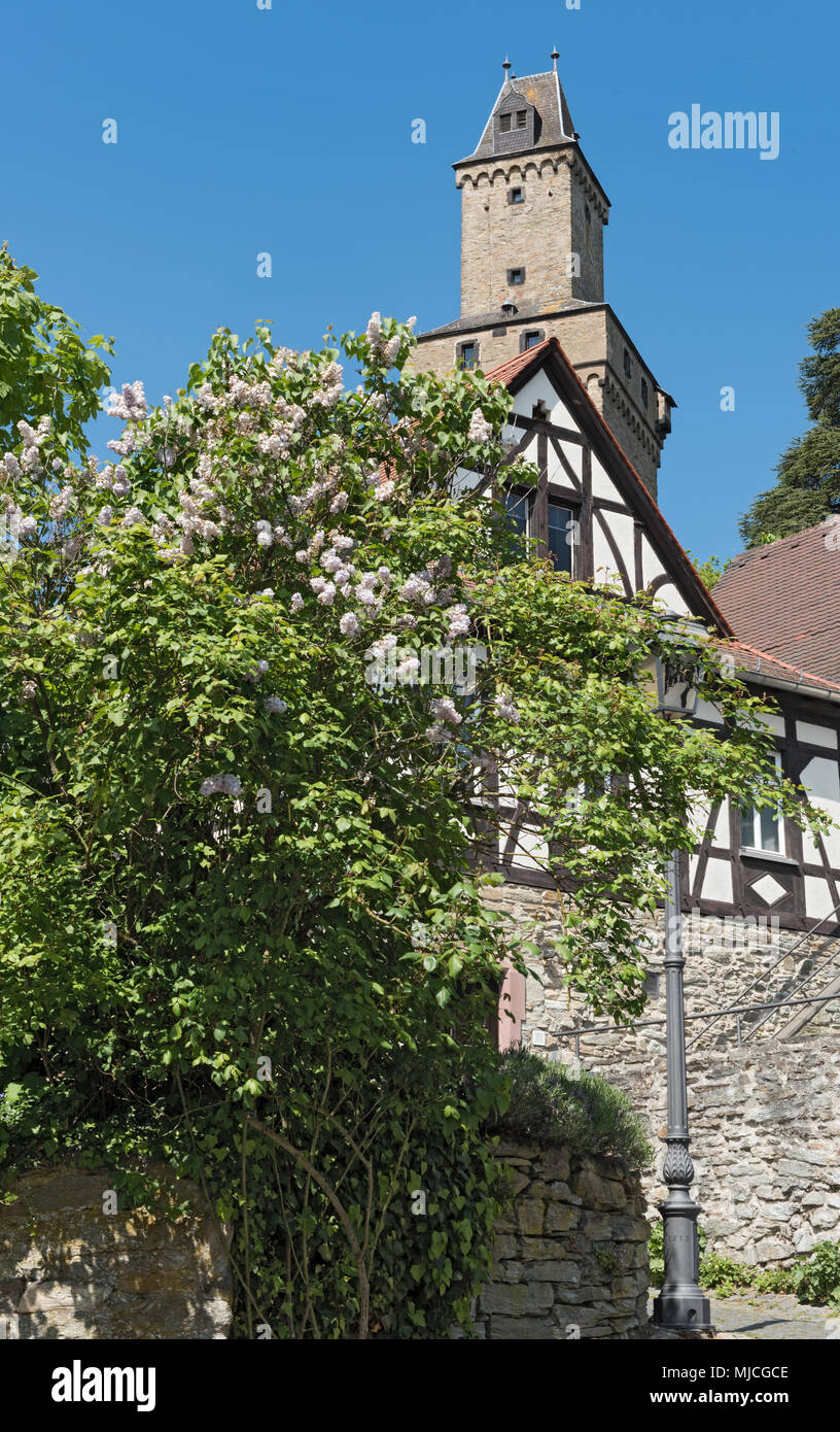 Vue sur maisons à colombages et tour du château dans la vieille ville historique de Kronberg im Taunus, Hesse, Allemagne Banque D'Images