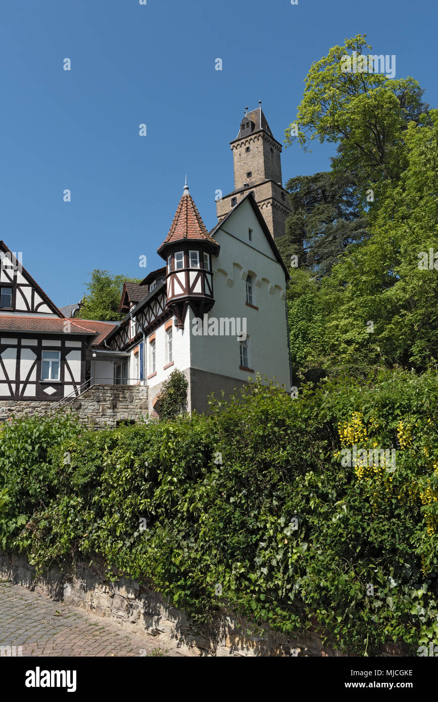 Vue sur maisons à colombages et tour du château dans la vieille ville historique de Kronberg im Taunus, Hesse, Allemagne Banque D'Images