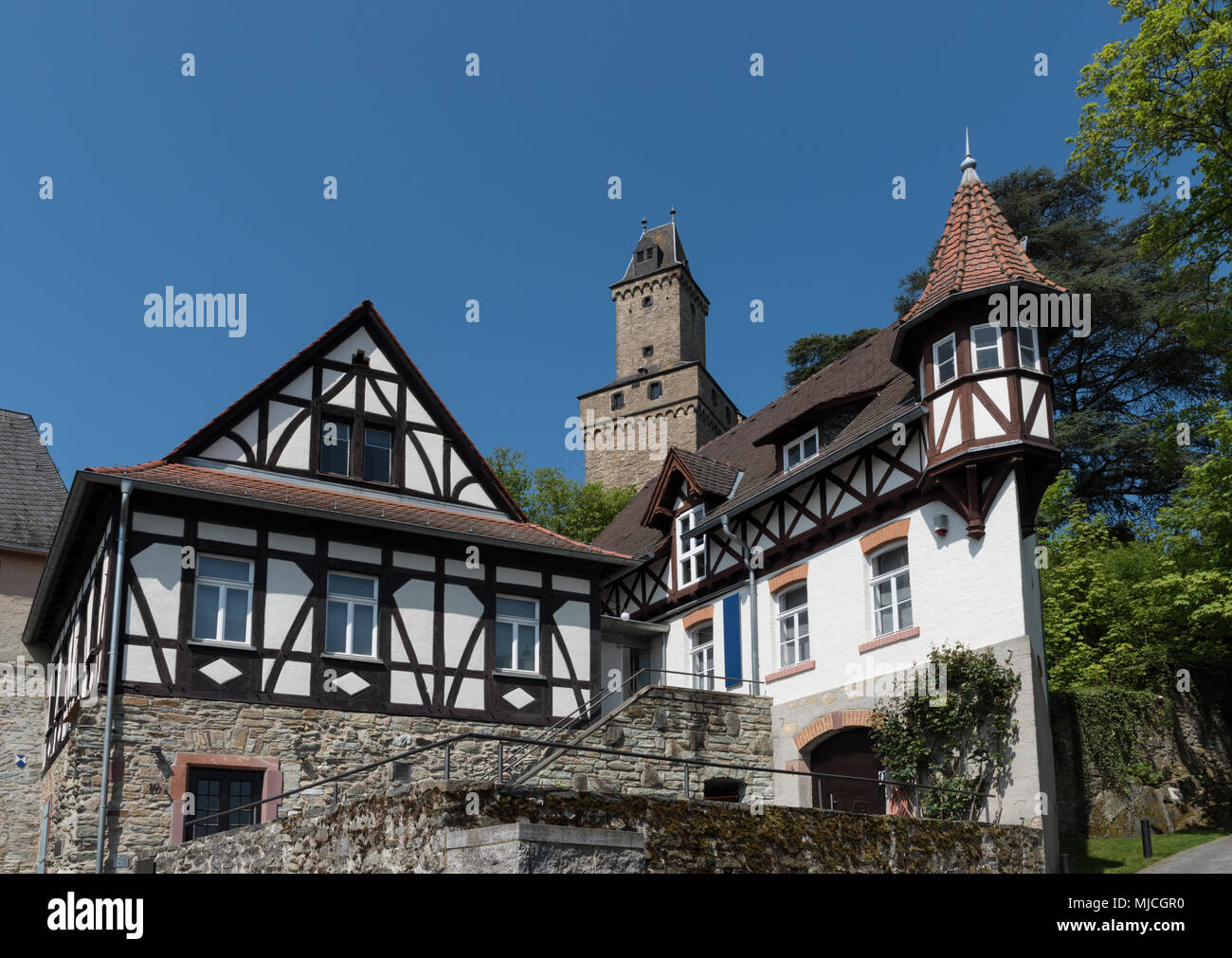 Vue sur maisons à colombages et tour du château dans la vieille ville historique de Kronberg im Taunus, Hesse, Allemagne Banque D'Images