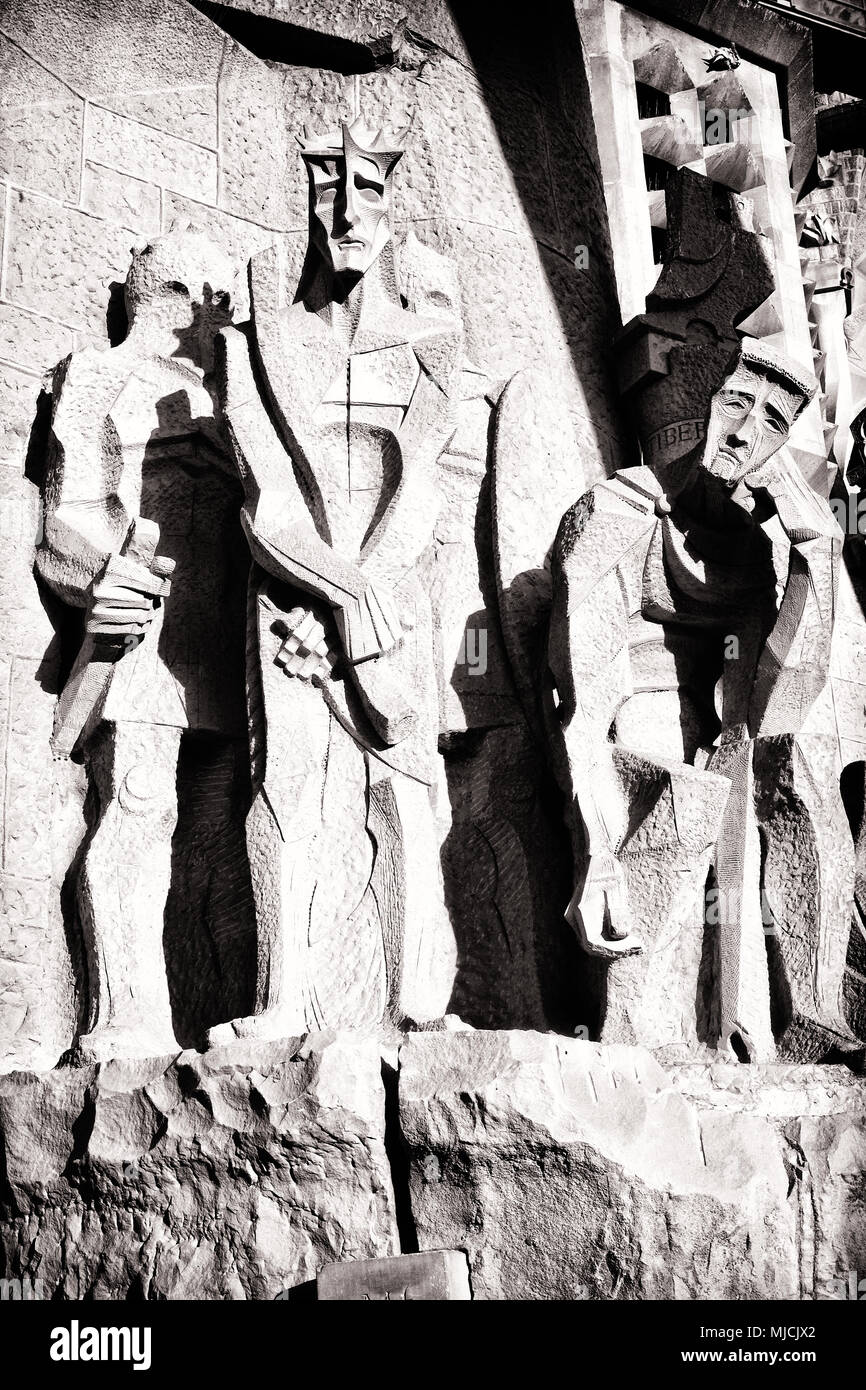Photos noir et blanc de l'art du travail de la Sagrada Familia, Barcelone. Ici le couronnement d'épines et Ponce Pilate par subirachs. Banque D'Images