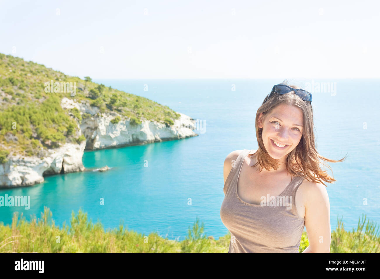 Pouilles, Italie, Europe - Portrait of a smiling woman at Grotta della Campana Piccola Banque D'Images