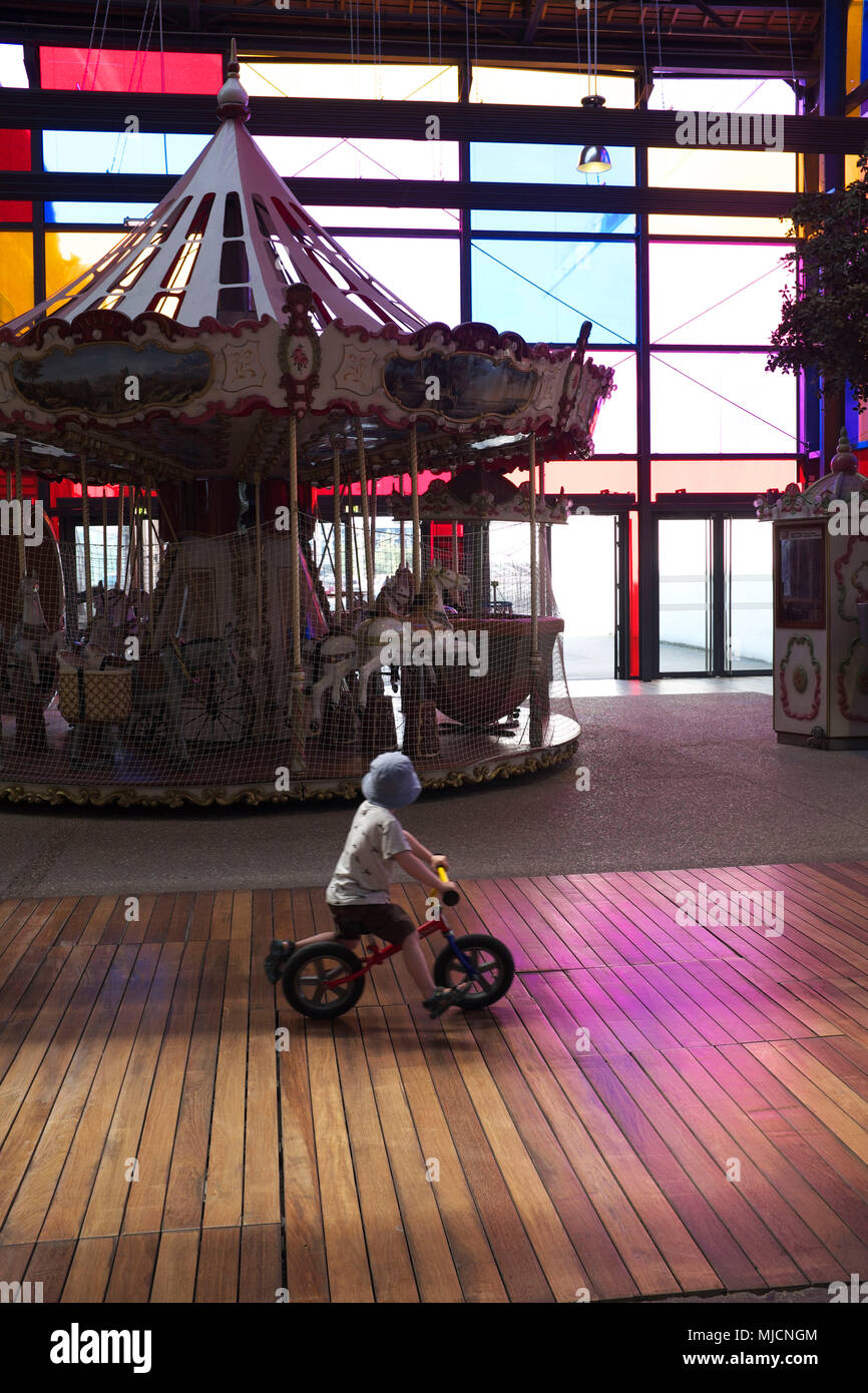 L'équilibre de l'enfant avec vélo dans le centre commercial Centre commercial Docks Vauban au Havre, la ville célèbre son 500e anniversaire, Banque D'Images