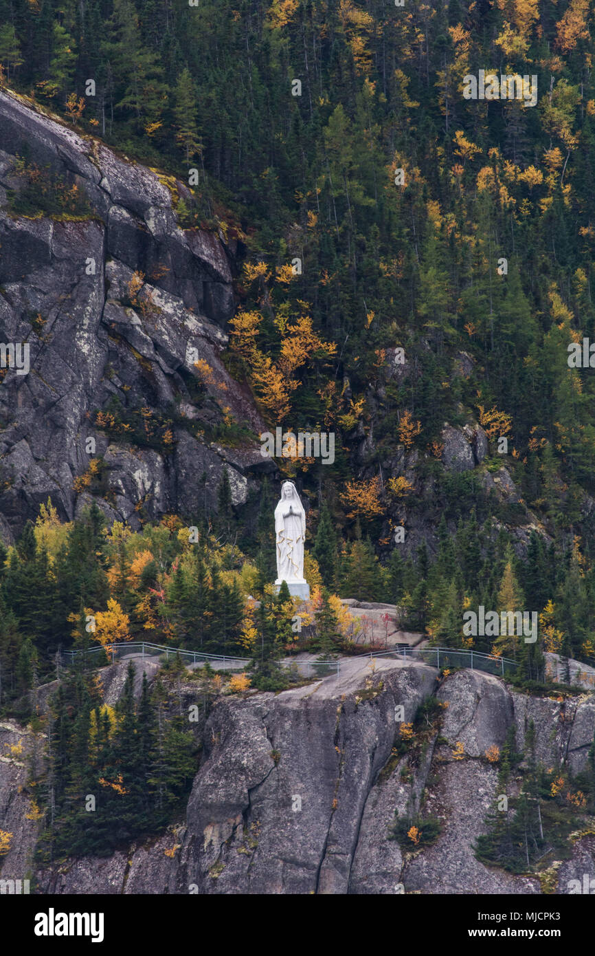 Paysage avec la statue de la Vierge Marie dans le Fjord du Saguenay au Canada Banque D'Images