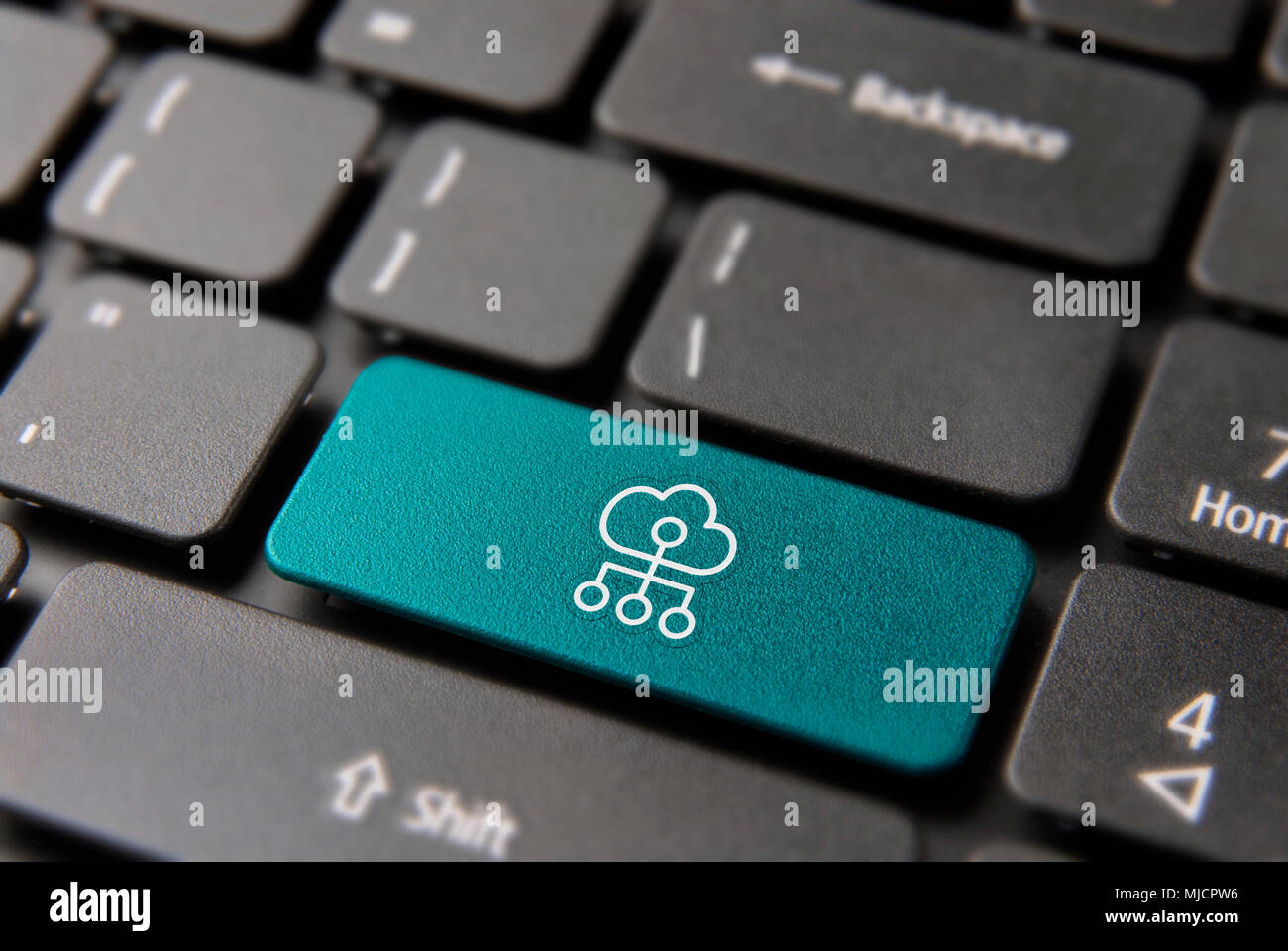 Stockage cloud en ligne bouton du clavier pour l'entreprise informations concept. Grande icône de réseau de données clé dans la couleur bleue. Banque D'Images