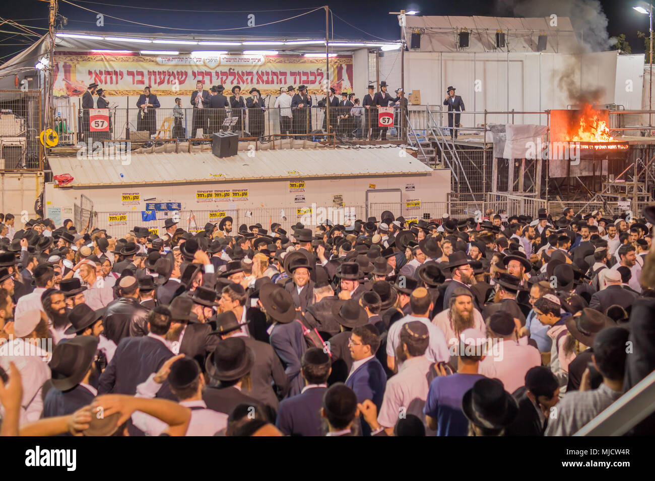 MERON, ISRAËL - Mai 03, 2018 : une foule de juifs orthodoxes et assister à la danse, et les musiciens jouent, à l'Assemblée hillula de Rabbi Shimon Bar Yochai, dans la région de Mero Banque D'Images