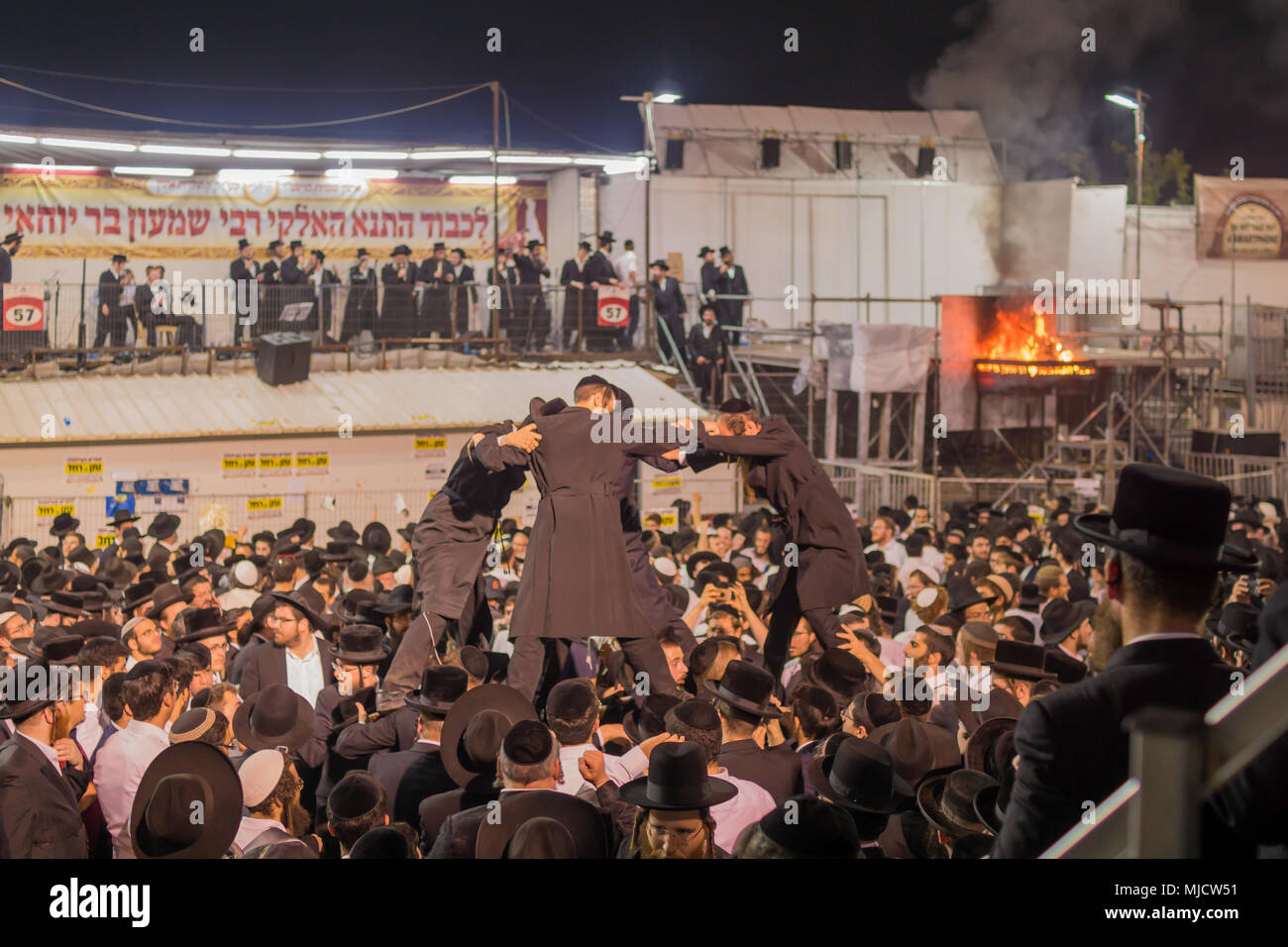 MERON, ISRAËL - Mai 03, 2018 : une foule de juifs orthodoxes et assister à la danse, et les musiciens jouent, à l'Assemblée hillula de Rabbi Shimon Bar Yochai, dans la région de Mero Banque D'Images