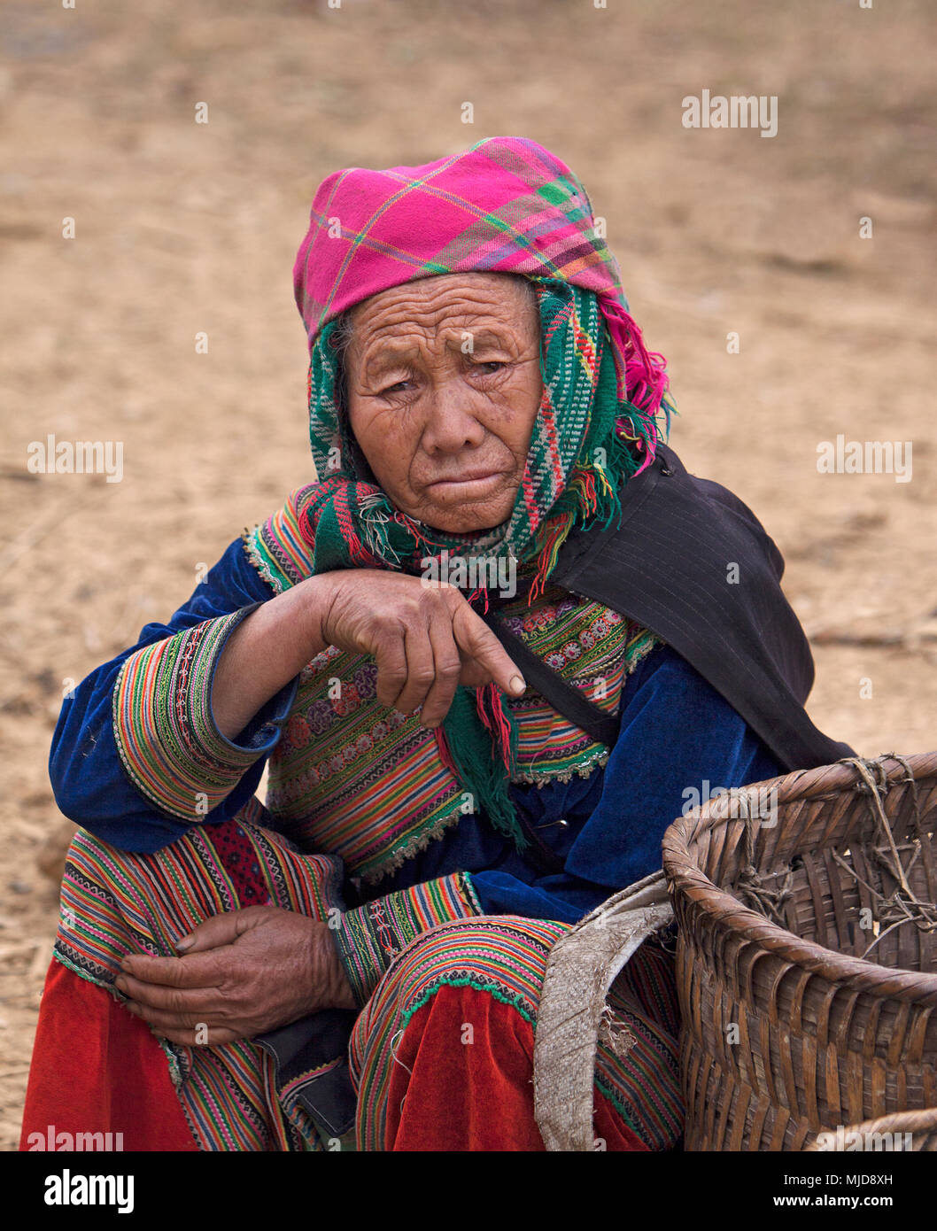 Vieille Femme Hmong assise à côté de panier au marché Cao peut, au Vietnam. Banque D'Images