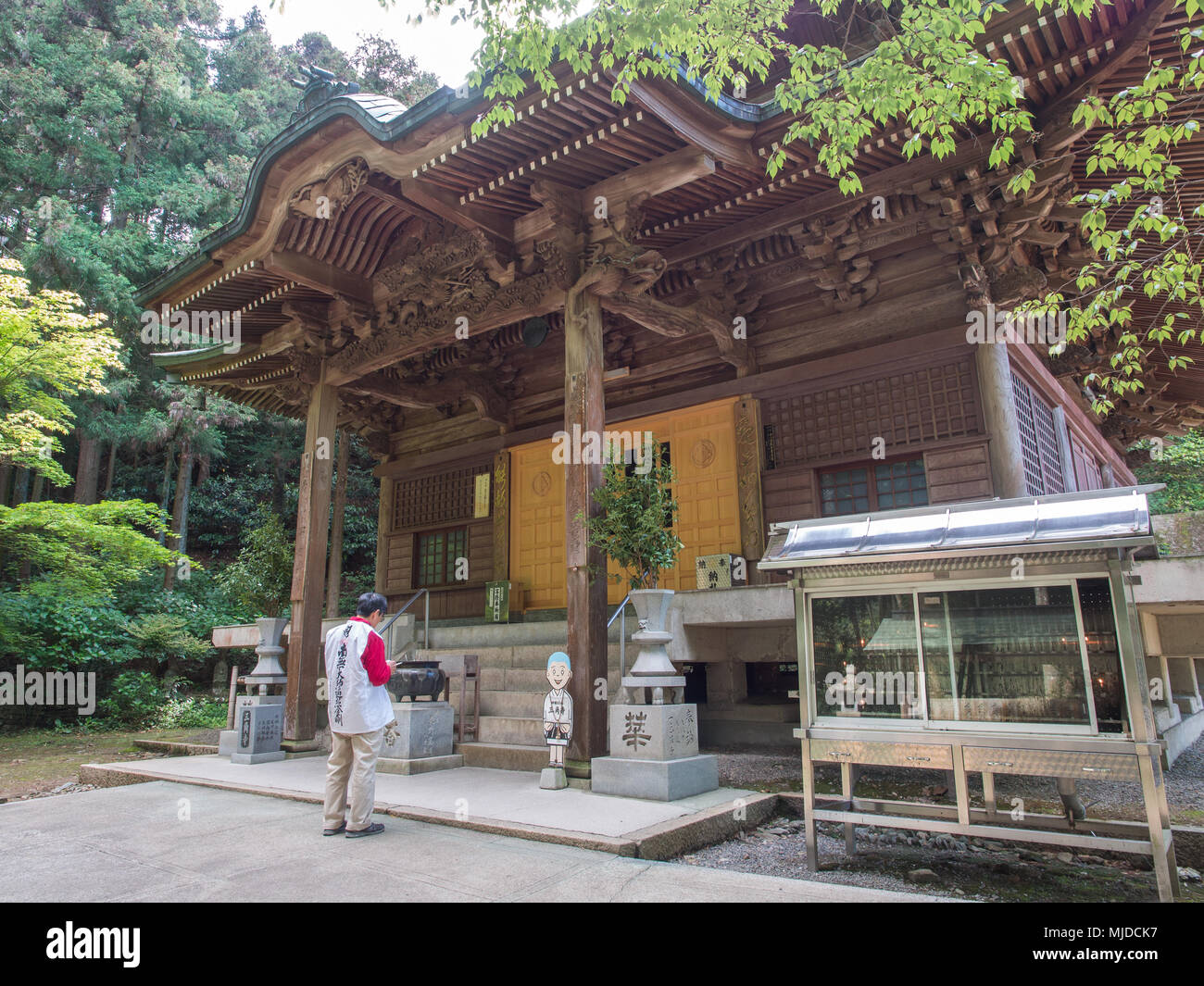 Pèlerin .Henro adorant priaient à Sankakuji temple, temple 88 pèlerinage, Shikoku, Japon Banque D'Images