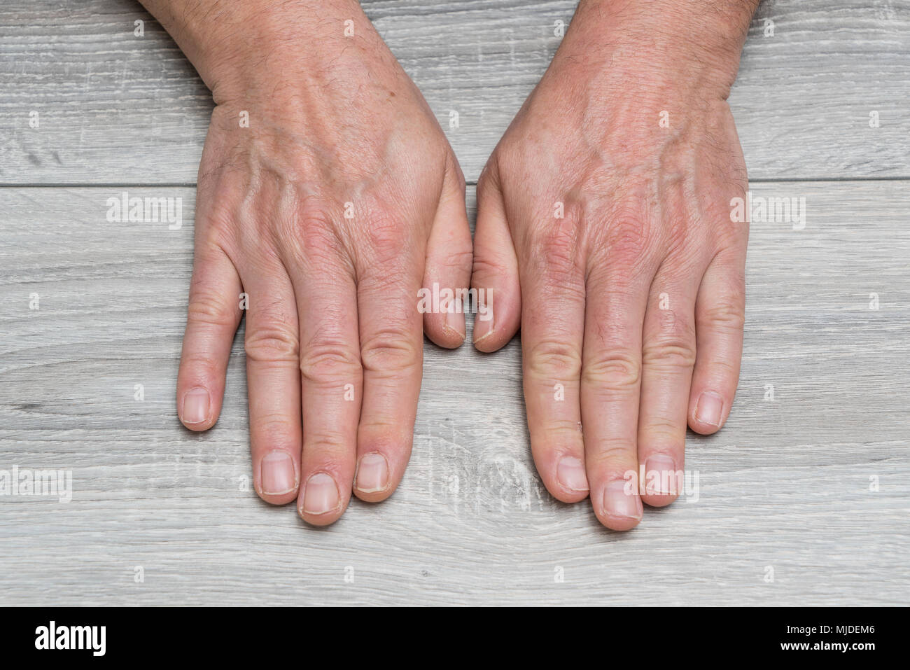 L'arrière d'une main d'homme mains reposant sur une table à côté de l'autre Banque D'Images