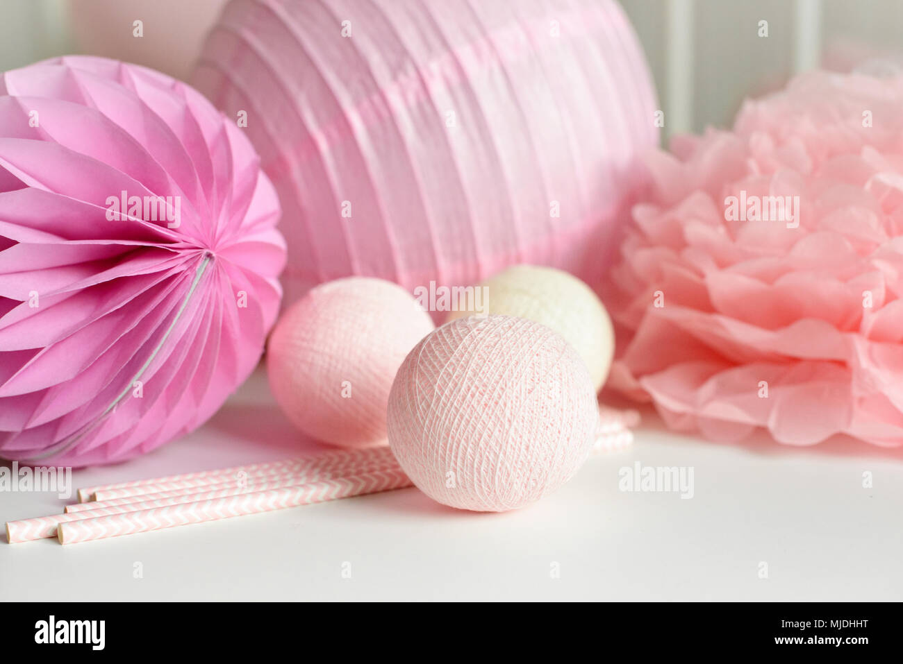 Divers Decoration De Fete En Papier De Couleur Rose Sur Fond Blanc Copie Gratuite De L Espace Celebration De L Anniversaire De Mariage De Concept Photo Stock Alamy Divers Decoration De Fete En Papier De Couleur Rose Sur Fond Blanc Copie Gratuite De L Espace Celebration De L Anniversaire De Mariage De Concept Photo Stock Alamy