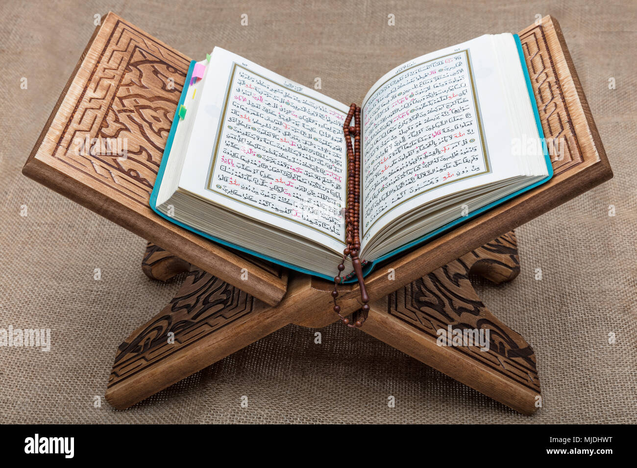 - Coran livre saint des musulmans à travers le monde, placé sur un support en bois . Banque D'Images