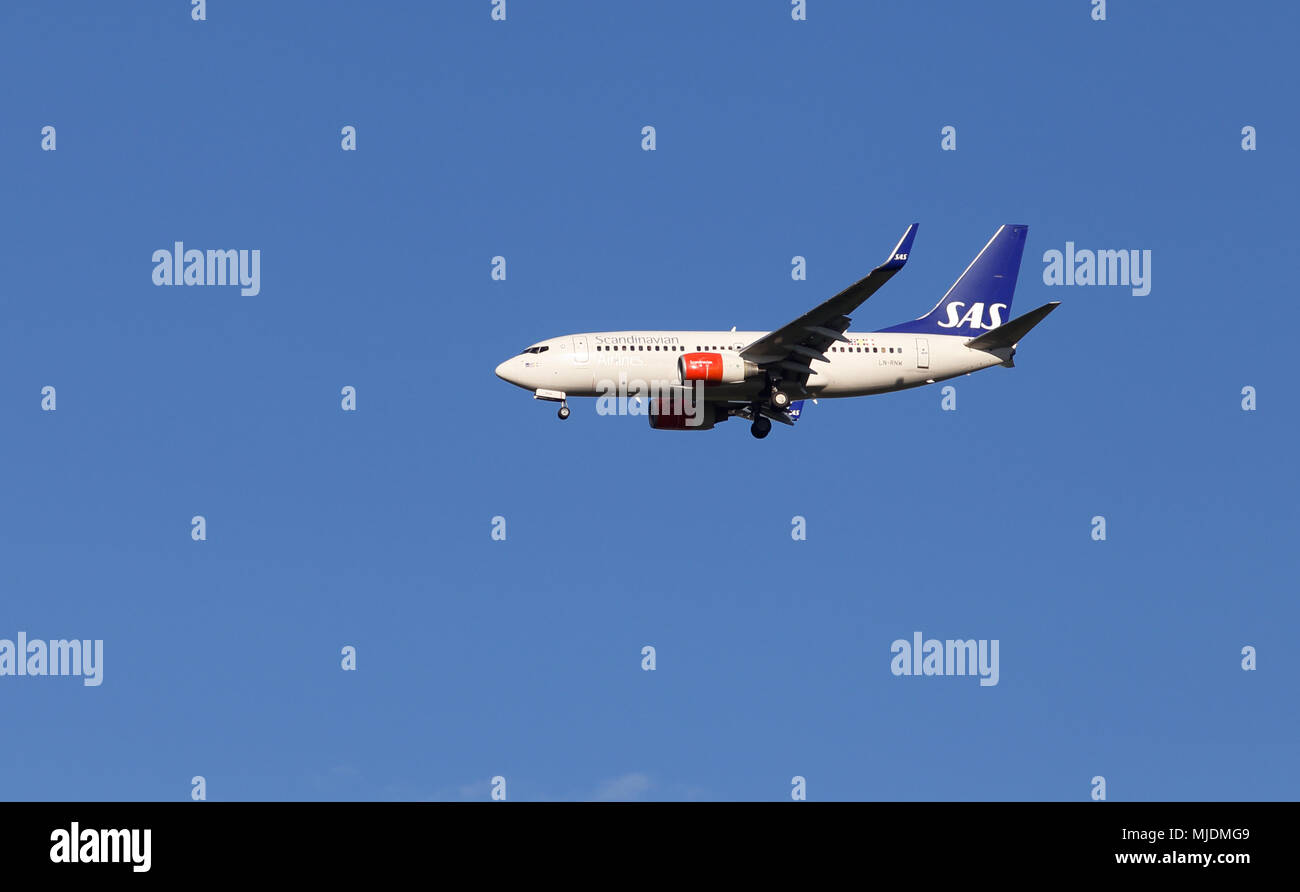 Marsta, Suède - Juillet 6, 2016 : un Boeing 737-783 (LN-RNW)en service pour SAS en finale à l'aéroport de Stockholm-Arlanda. Banque D'Images