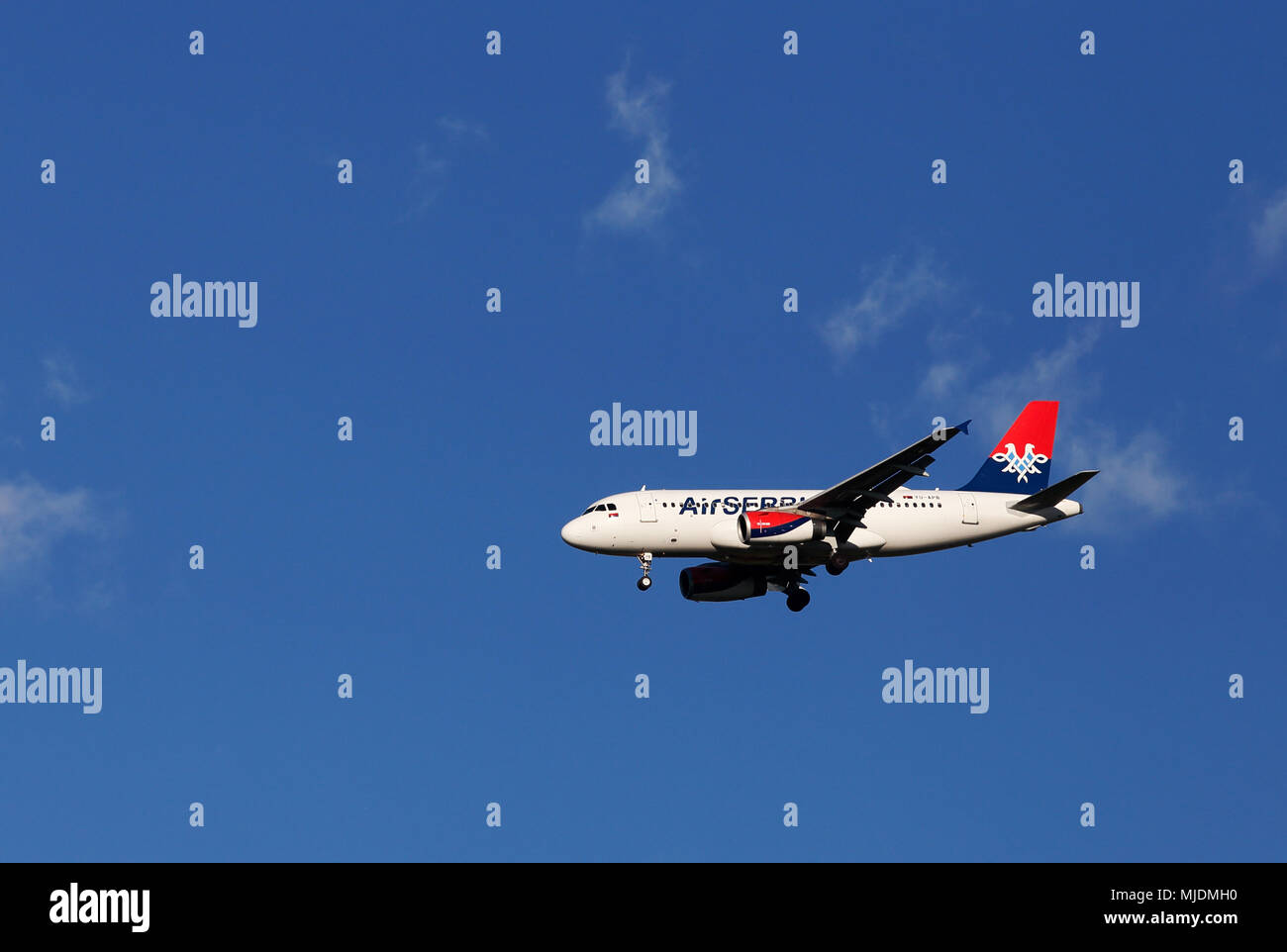 Marsta, Suède - Juillet 6, 2016 : un Airbus A319-132 (YU-APB) au service de la Serbie en approche à l'aéroport de Stockholm Arlanda g atterrissage déployé Banque D'Images