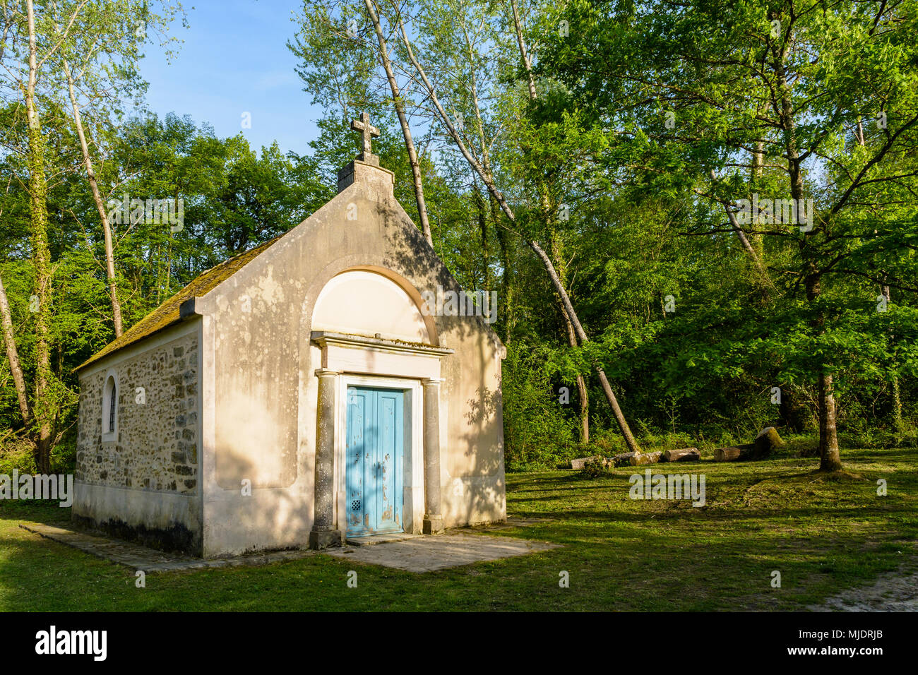 La chapelle de Notre-Dame de Roiblay dans la forêt sur la commune de Saint-Mery, France, restauré en 1995, est tout ce qui reste de l'ancien prieuré. Banque D'Images