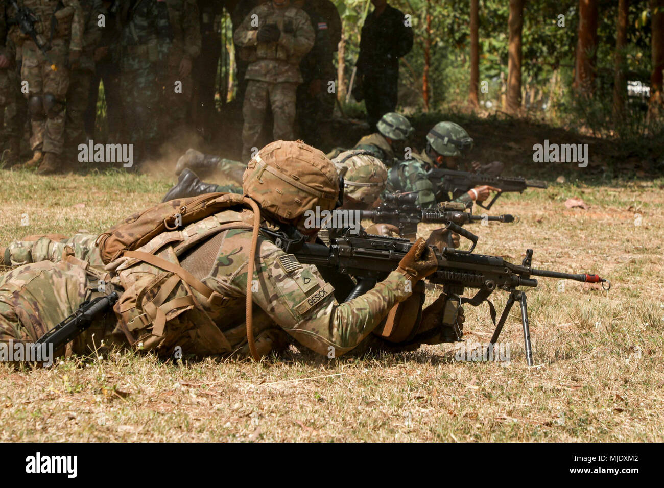 Les soldats de l'Armée américaine à partir de la 1e Bataillon, 21e Régiment d'infanterie, 2e Brigade Combat Team, 25e Division d'infanterie et leurs homologues des Forces armées royale thaïlandaise à partir de la 133e Bataillon d'infanterie, 23e Régiment d'infanterie, participer à un exercice d'entraînement de l'équipe d'interopérabilité et la facilité de la communication sur le camp de l'amitié, le Korat, le 14 février 2018 dans le cadre de l'exercice 2018 Gold Cobra. Les soldats américains portent l'US Army's jungle expérimentale uniforme. Gold Cobra Exercice 18 offre un lieu pour les États-Unis et la Thaïlande, ainsi que des alliés et des pays partenaires de l'avance interope Banque D'Images