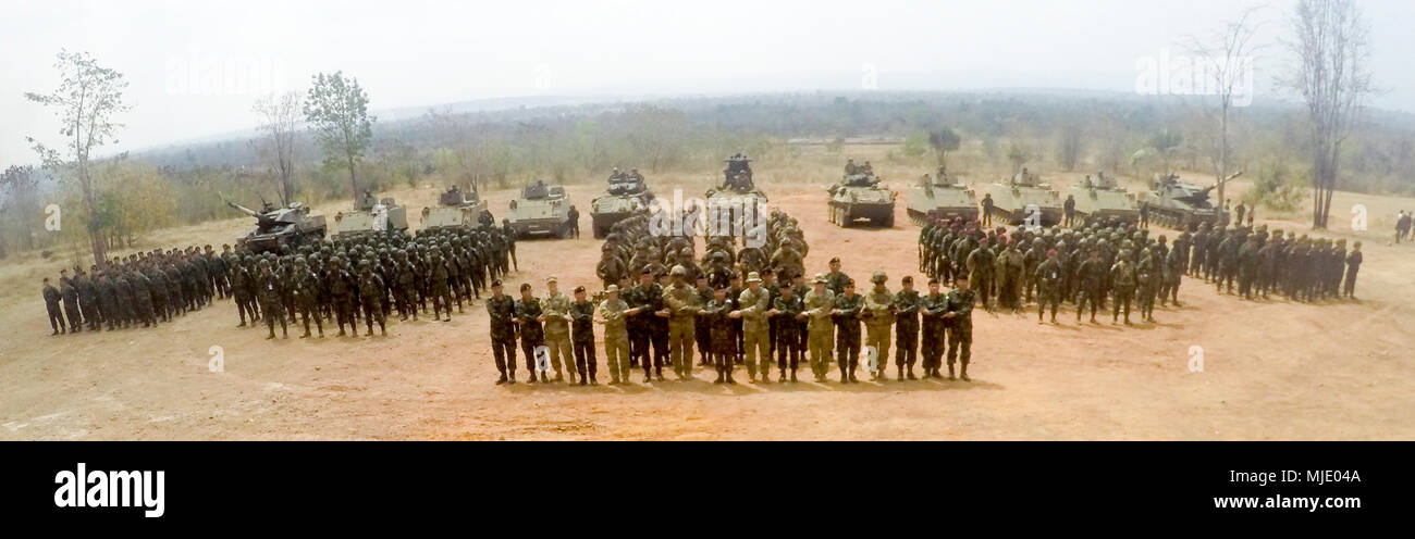 Les soldats de l'Armée américaine à partir de la 1e Bataillon, 21e Régiment d'infanterie, 2e Brigade Combat Team, 25e Division d'infanterie, les Marines américains avec Apache Company, 3e Bataillon de reconnaissance blindé, Combat Assault bataillon, 3e Division de la Marine royale thaïlandaise et des soldats armés de 133e Bataillon d'infanterie, 23e Régiment d'infanterie se rassemblent pour une Banque D'Images