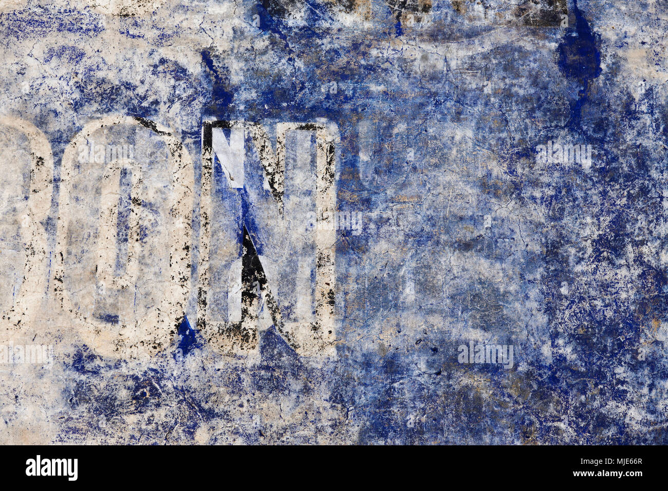 Ancien écrit en bleu et blanc sur un mur extérieur, France, Provence Banque D'Images