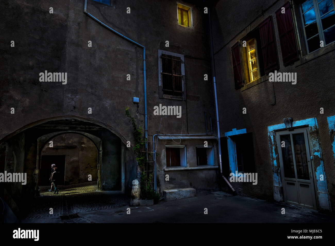 Soirée ambiance au sein de l'ancien centre du village de Fleury d'Aude Banque D'Images