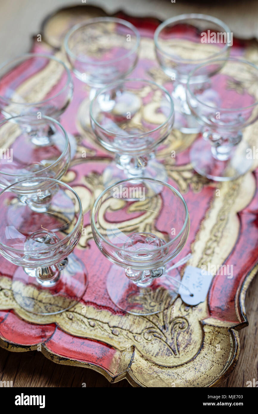 Vieux verres sur un plateau dans un marché aux puces à domicile (loppemarked) à Nyker, Europe, Danemark, Bornholm, Banque D'Images