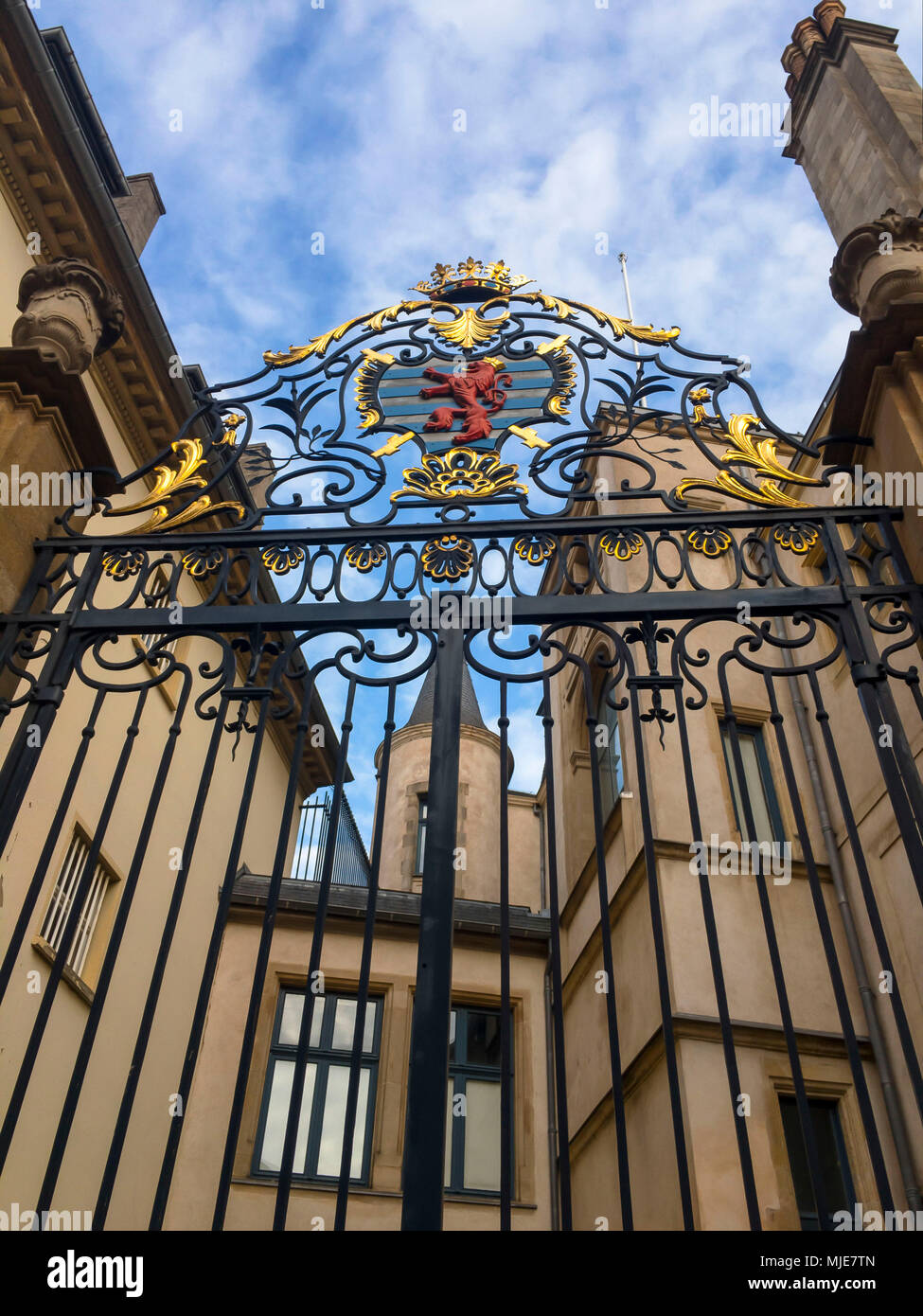 Porte d'entrée avec le blason du Palais grand-ducal, Palais Ducal, Luxembourg, worm's-eye view Banque D'Images