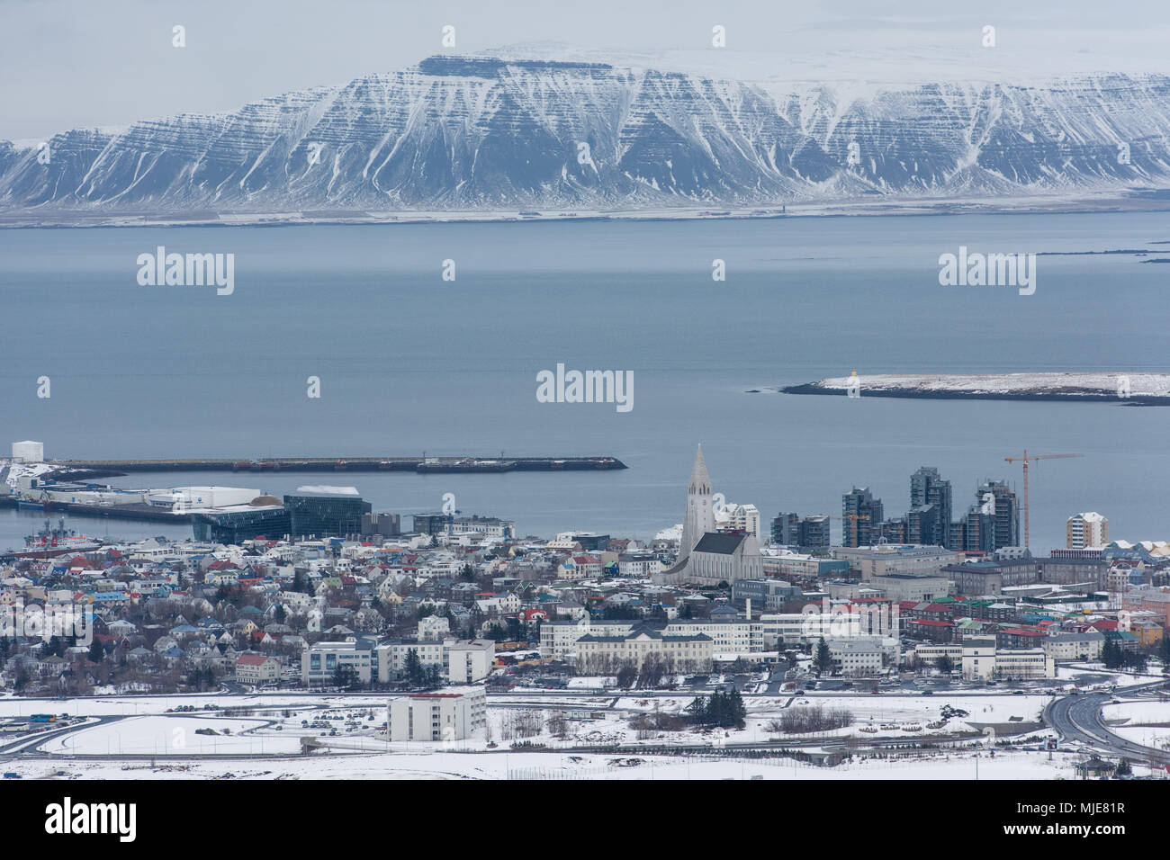 Reykjavik centre photographié d'un Cessna, et Hallgrímskirkja Harpa sont clairement visibles, l'Esja montagnes en arrière-plan Banque D'Images