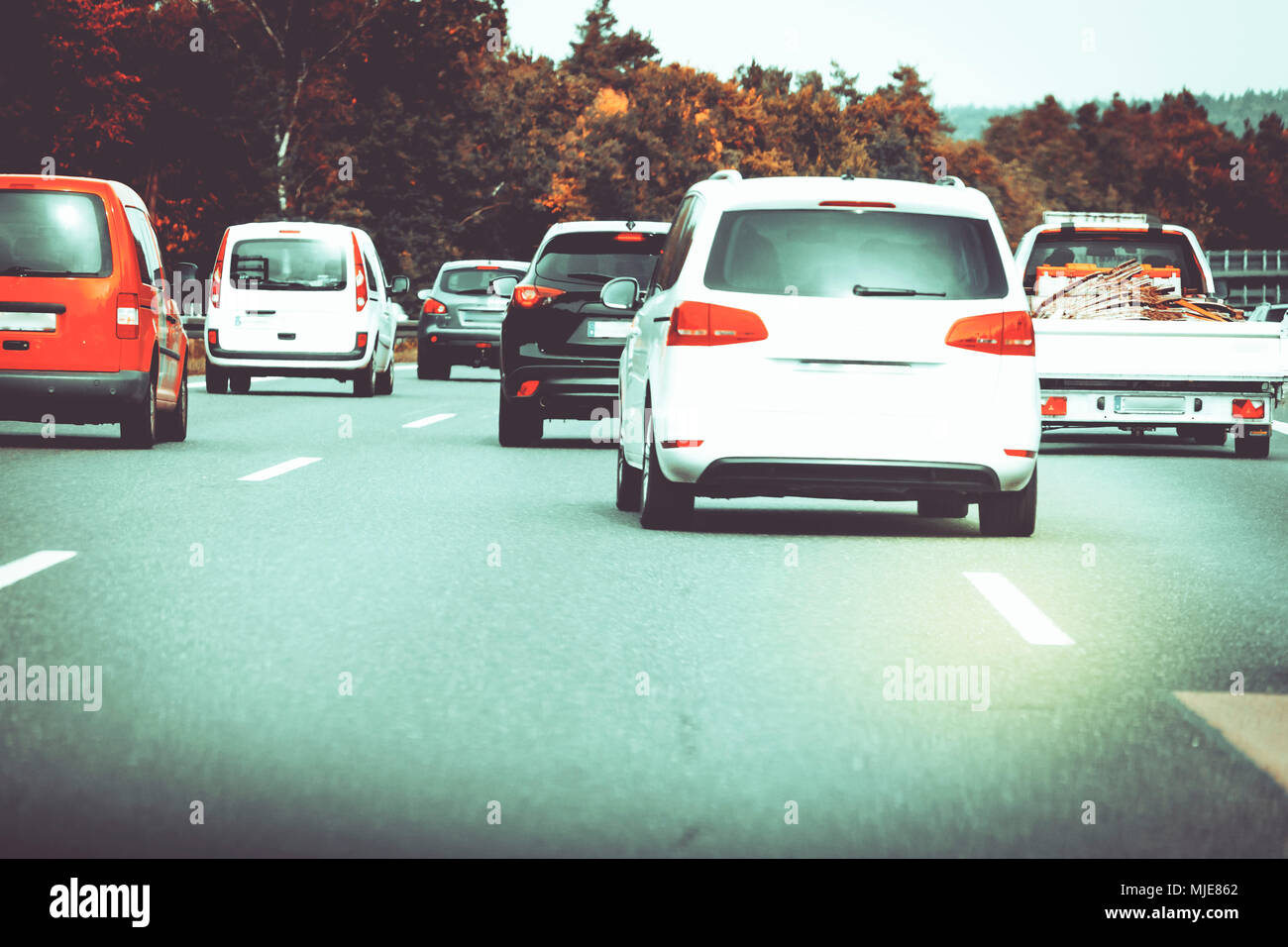 Une voiture blanche change la voie sur la route, Banque D'Images