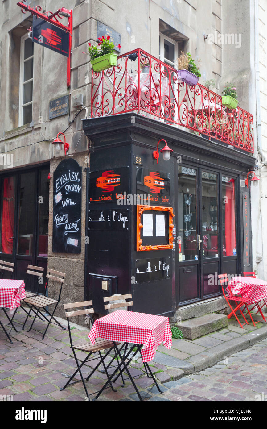 En milieu Saint Malo coin pub rouge-noir Banque D'Images