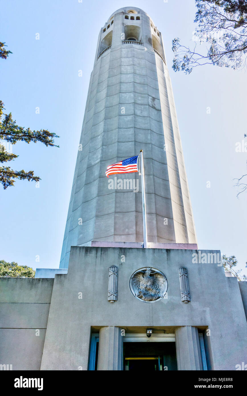 Coit Tower est un monument dans le Telegraph Hill de San Francisco. Banque D'Images