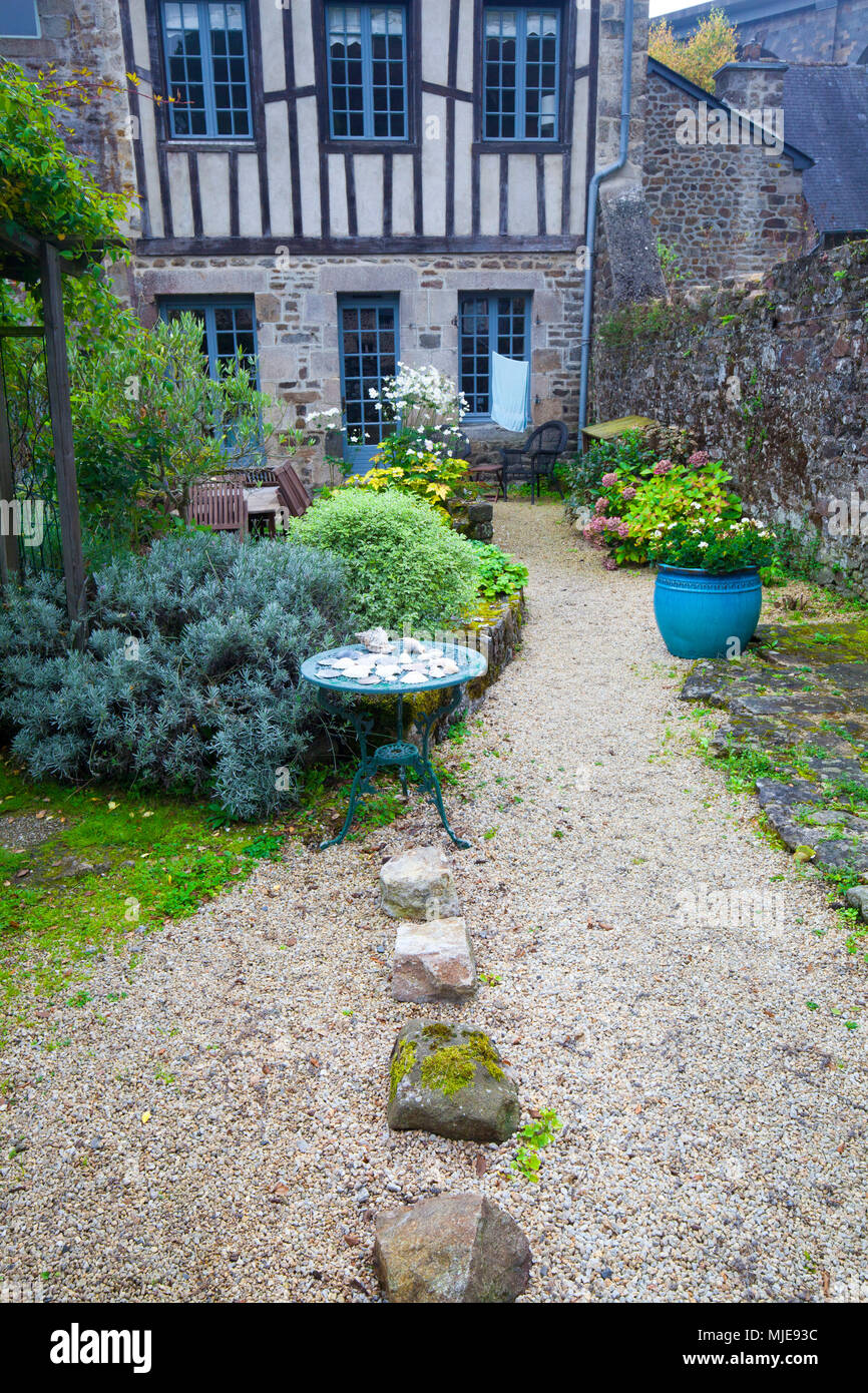 Maison typique avec jardin en Bretagne Banque D'Images