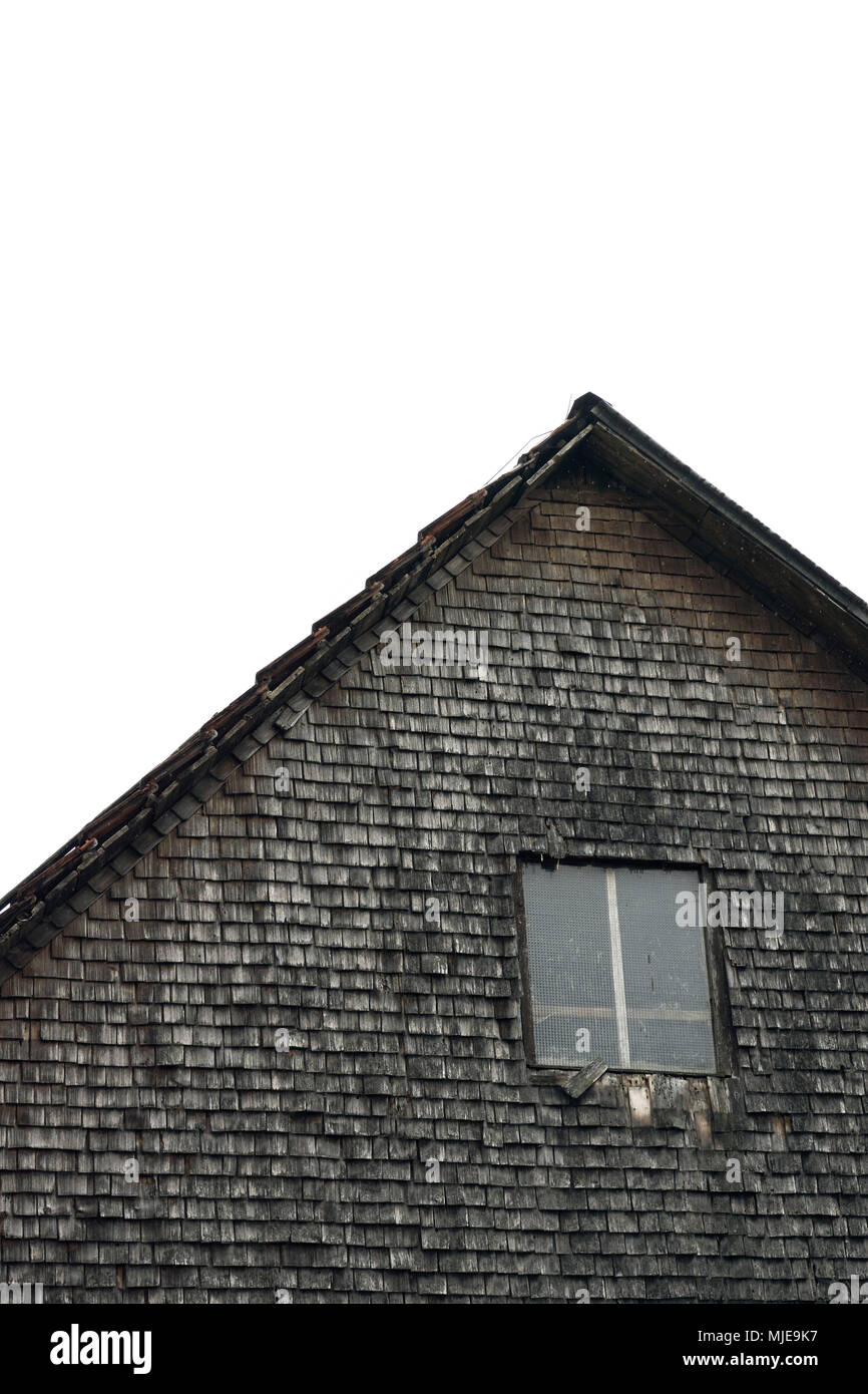 Gable, façade, fenêtres, vieux bardeaux, gris et patiné sur une maison en bois dans la Forêt Noire Banque D'Images