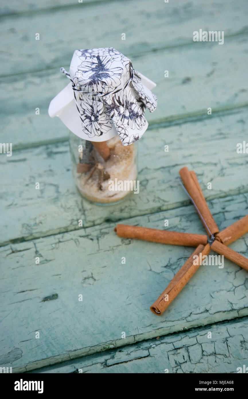 Bricolage, avec verre de vin et d'herbes star fait de bâtons de cannelle Banque D'Images