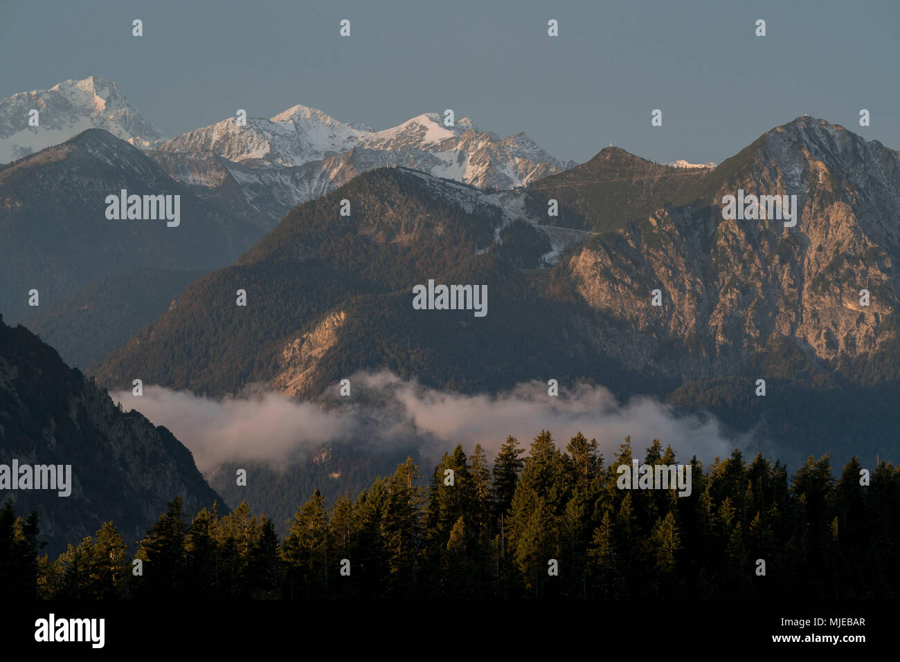 Vue depuis le Rabenkopf à l'Italia et la montagne Zugspitze, Estergebirge (gamme), Alpes bavaroises, Bavière, Allemagne Banque D'Images