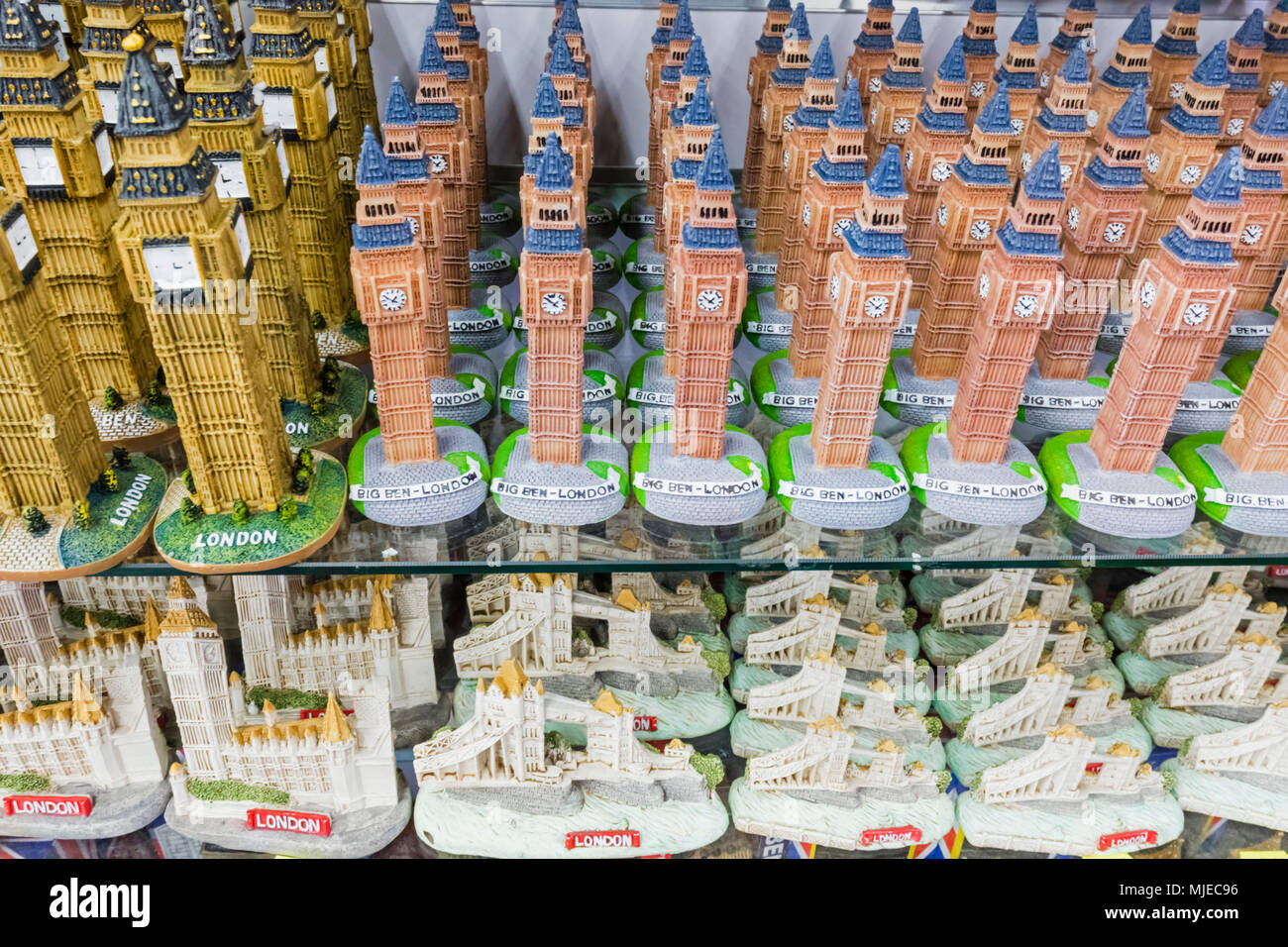 L'Angleterre, Londres, Piccadilly Circus, une boutique de souvenirs historiques de Londres Banque D'Images