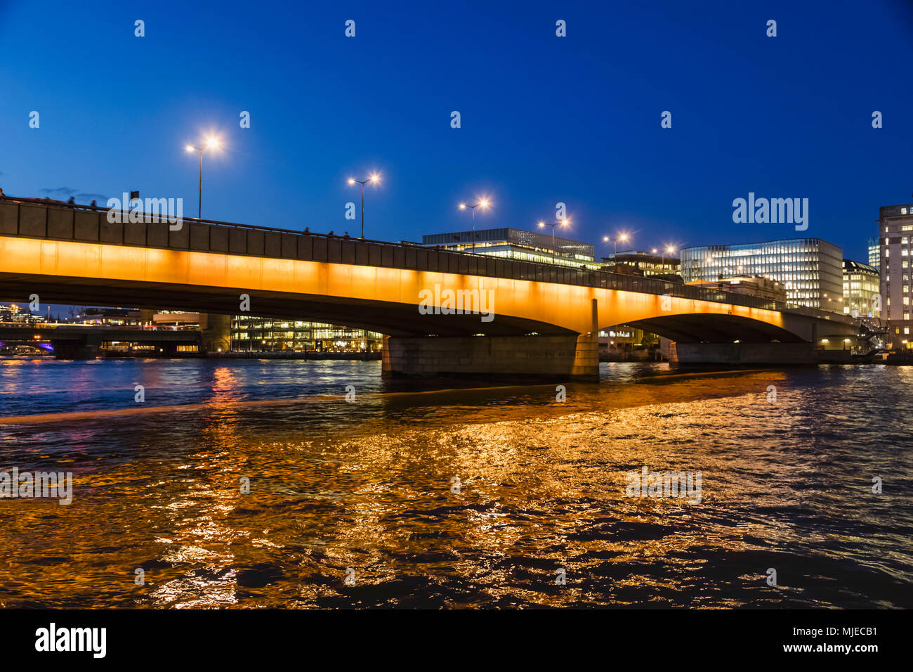 L'Angleterre, Londres, ville de Londres, London Bridge et sur les toits de la ville Banque D'Images