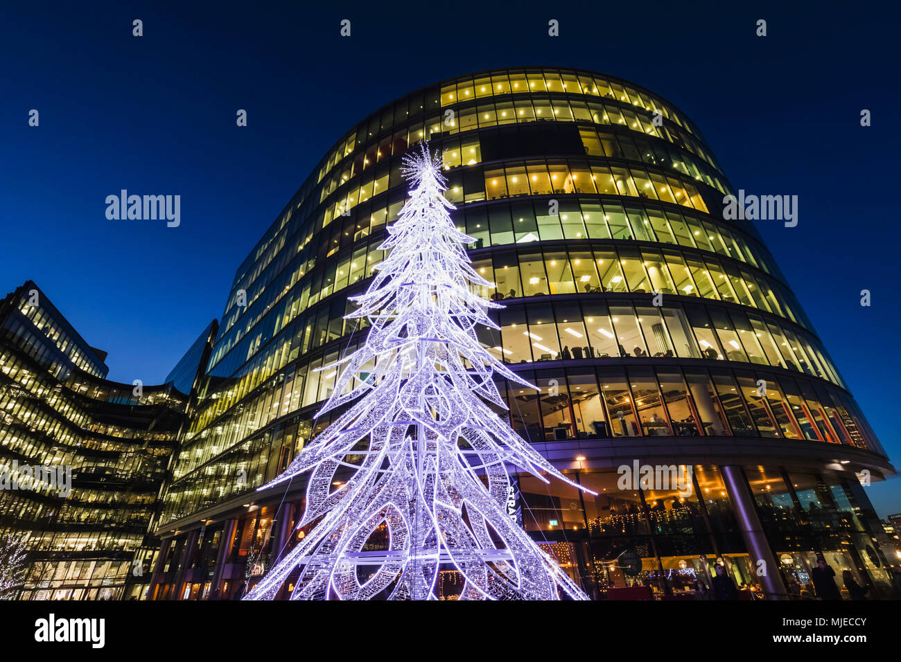 L'Angleterre, Londres, Southwark, London Bridge City, Arbre de Noël et plus complexe au Londres Banque D'Images