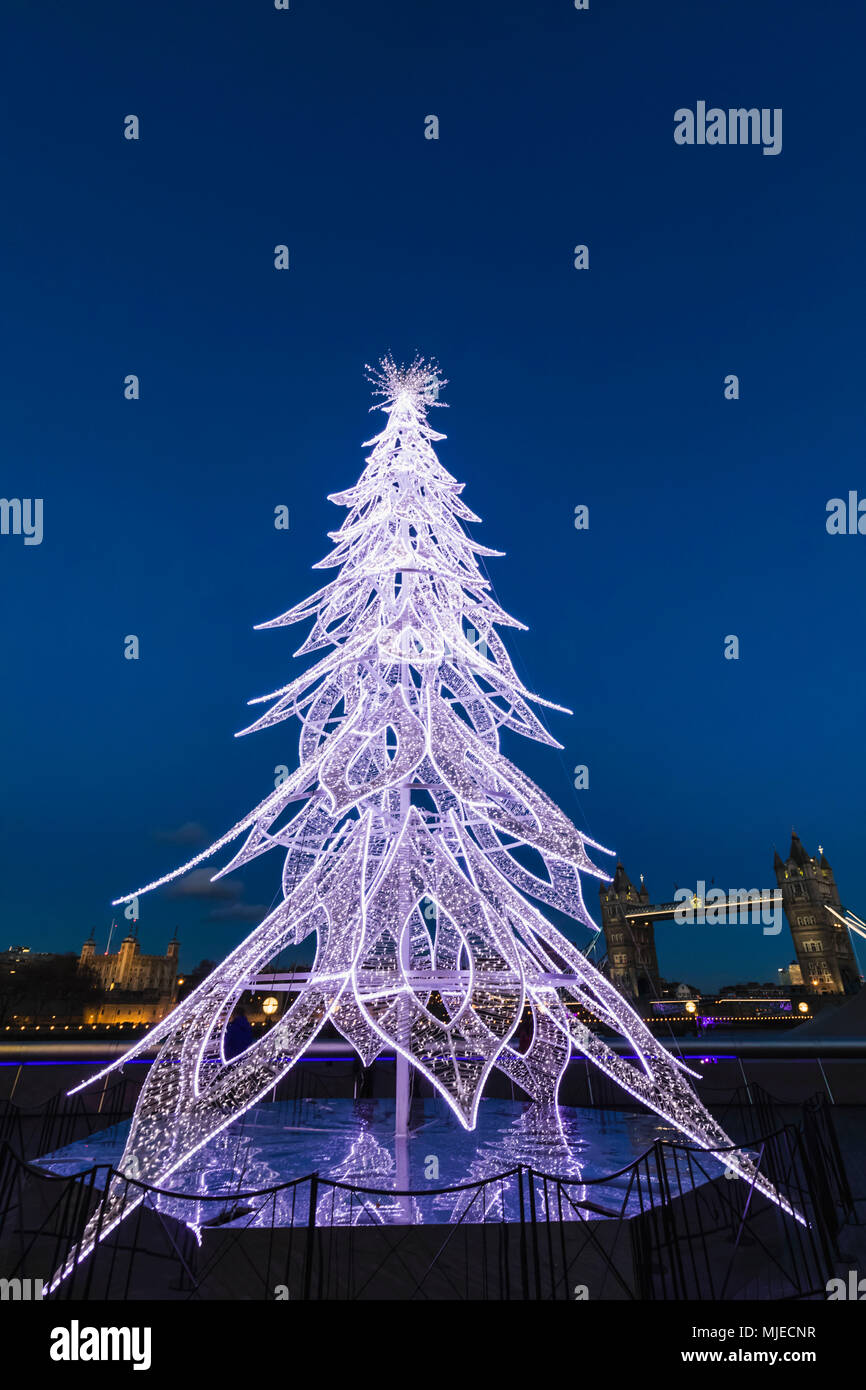 L'Angleterre, Londres, Southwark, London Bridge City, Arbre de Noël et le Tower Bridge Banque D'Images