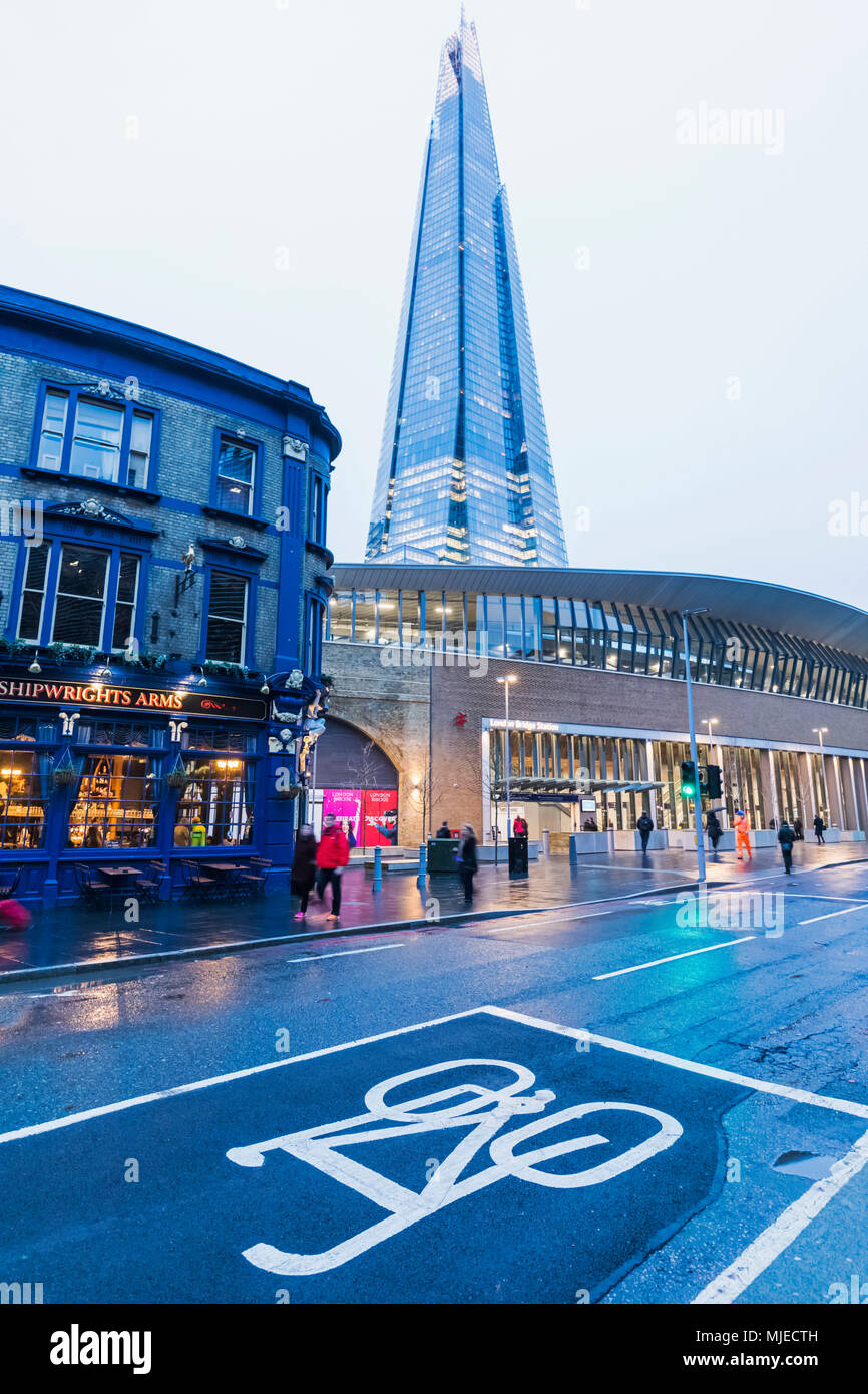 L'Angleterre, Londres, Southwark, London Bridge City, scène de rue avec la Station London Bridge et le tesson Banque D'Images