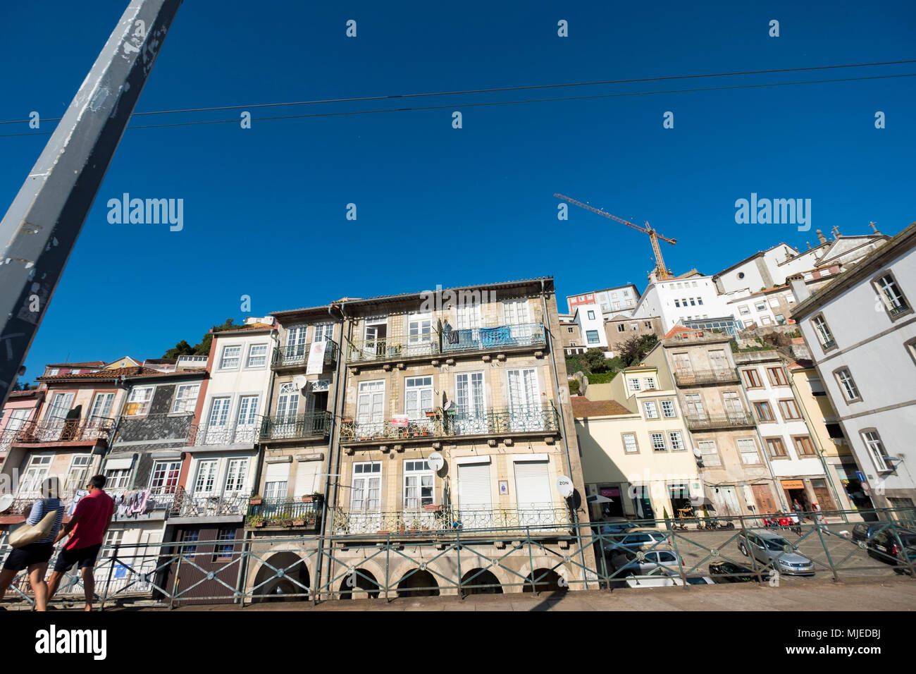 La vie quotidienne dans une rue centrale de la ville de Porto Banque D'Images